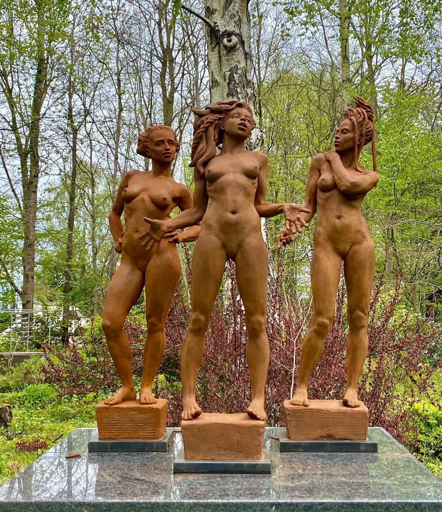 The Three Miss Gr&acirc;ces in full bloom @cotswold_sculpture_park 
#figurativesculpture #graces #thethreegraces #contemporarysculpture #ironmaiden #rust #powerfulwomen