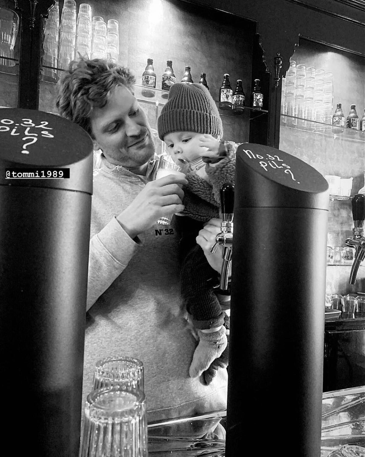 Meet Tom: naast natuurlijk bier brouwen in de brouwerij staat hij met veel passie achter de tap (leuk weetje, de eerste letters van zijn doop namen zijn T.A.P. Dat kan geen toeval zijn). Aan Tom de taak naast het tappen dat de zaak aan niks ontbreekt