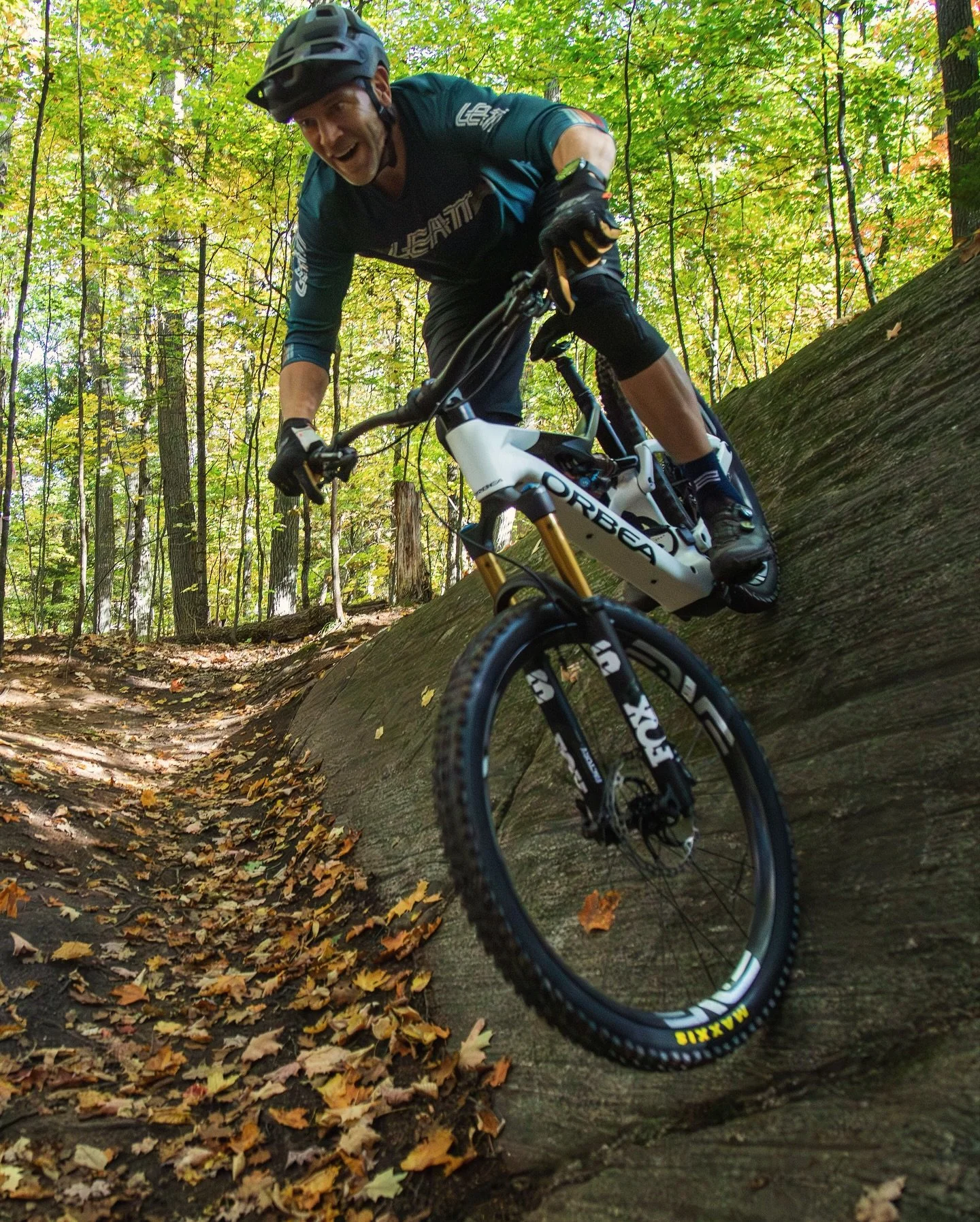 Orbea Rise E-MTB…It’s not cheating. It’s evolving. 🚴‍♂️⚡
Would you try an e-MTB?
 🚲 - @orbeamtb_ 
 🚴🏼‍♂️ - @pdmuskoka 
 📍 - @morcamtb 
#OrbeaRise #EMTB #TrailLove #CreakingOn