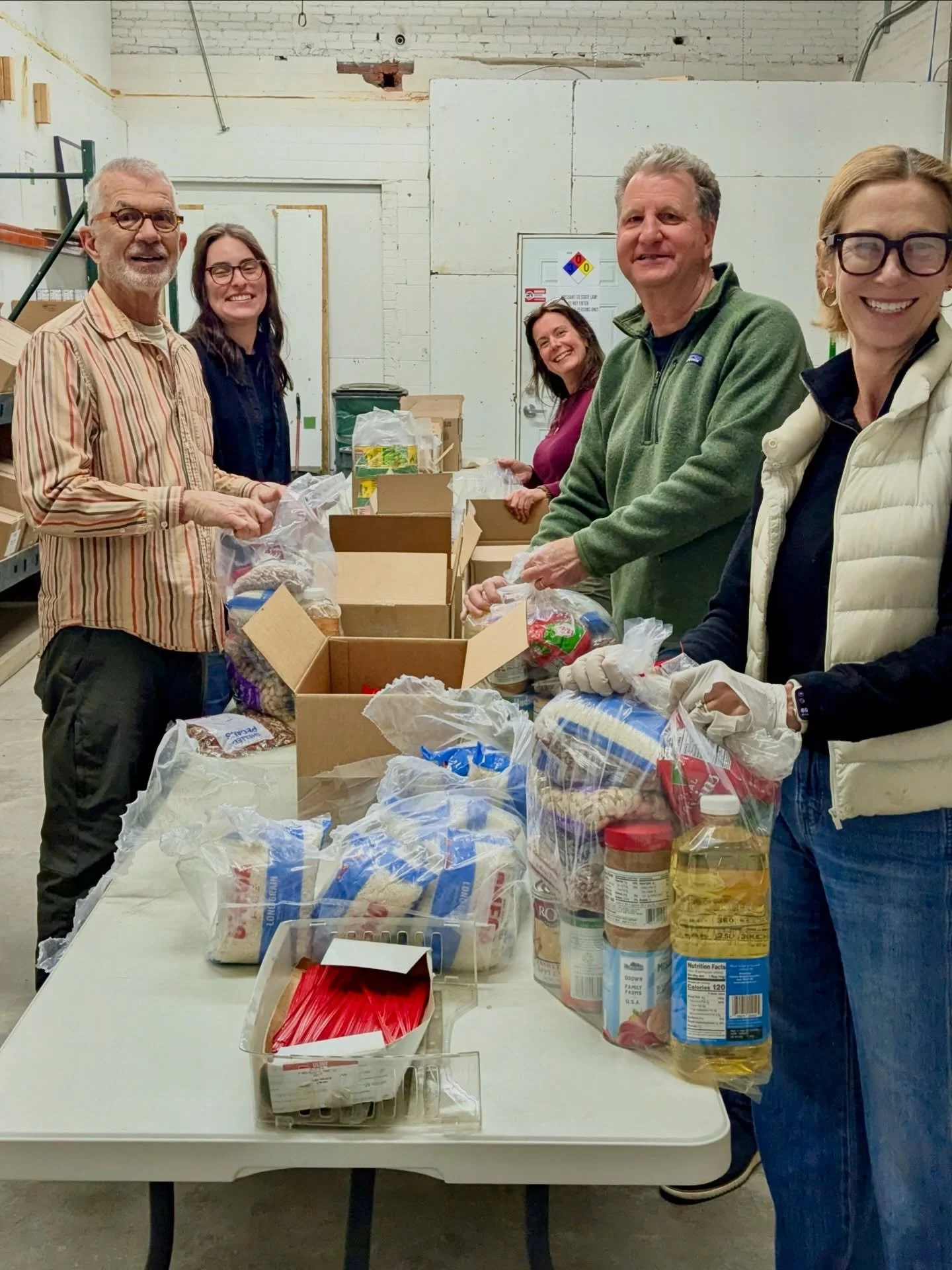 Wayside board members visited the warehouse last week to pack food boxes and discuss key topics! 😊❤️
.
.
#foodboxes #foodrescue #community #volunteer