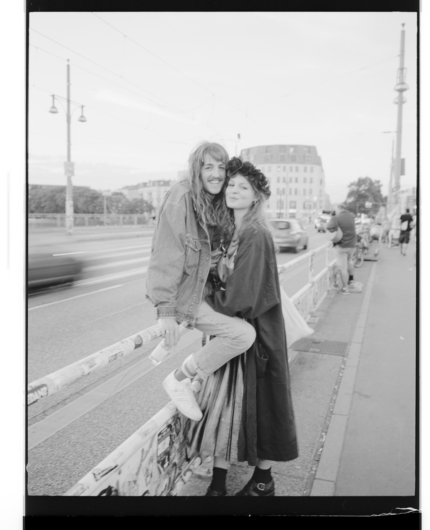 Today's offering: a collection of analog snapshots, curated more by heart than plan. It's a bit like a waiting room, you know? Because life doesn't always make sense right away. Sometimes you need to let things simmer.

Picture this: you're on a neve