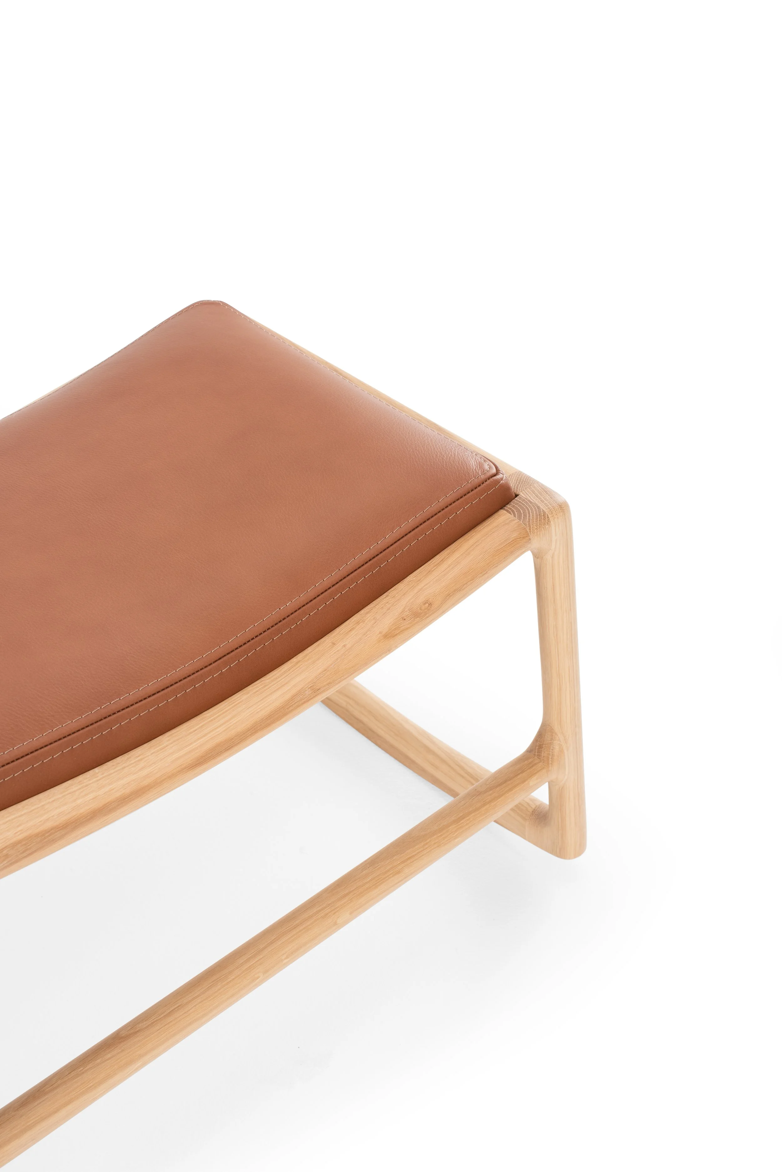 dedo-footstool-oak-white-1015-dakar-leather-whisky-2732-00-3-gazzda.jpg