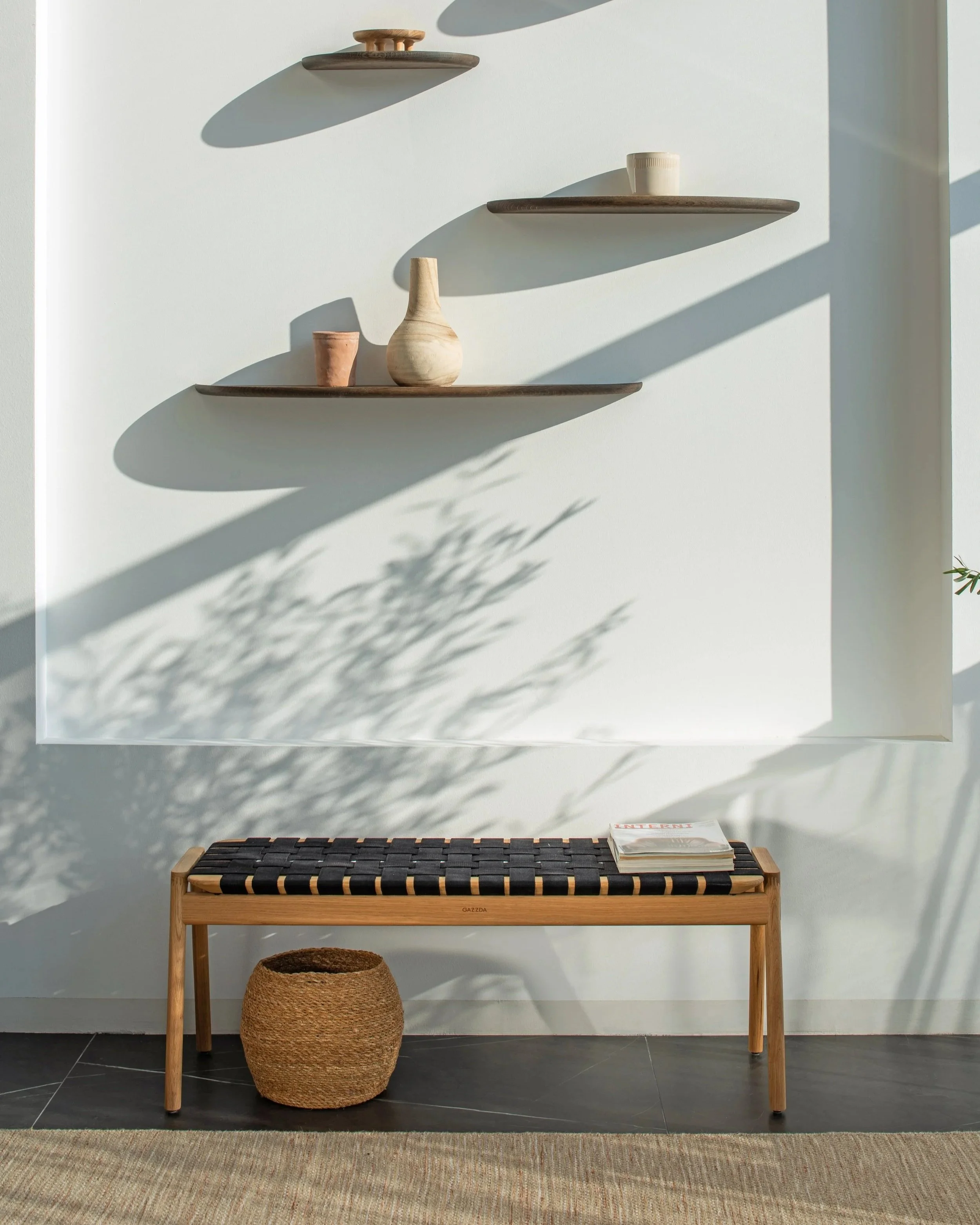 mu-floating-shelfes-oak-smoked-163-bench-klupa-120x45-oild-oak-white-1015-cotton-webbing-black-4555-2-gazzda.jpg
