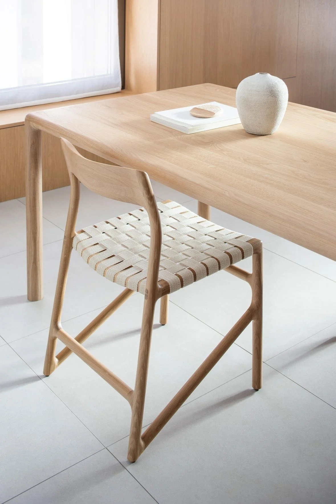 derven-table-oiled-oak-white-200x90x75-fawn-chair-48x48x79-oild-oak-white-1015-cotton-webbing-natural-1-6-gazzda.jpg