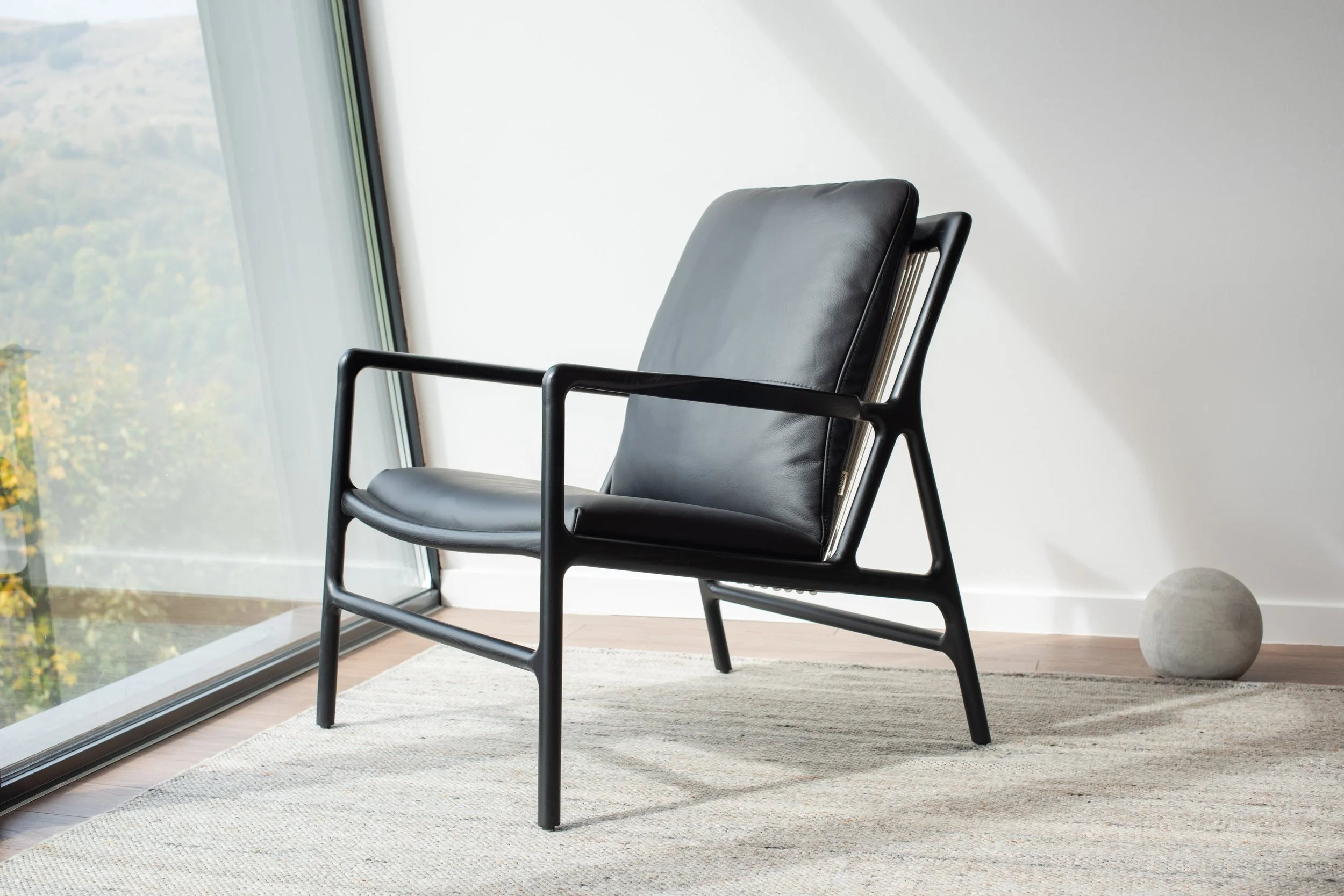 dedo-easy-chair-oak-lacquer-black-9005-dakar-leather-black-0500-2-gazzda.jpg