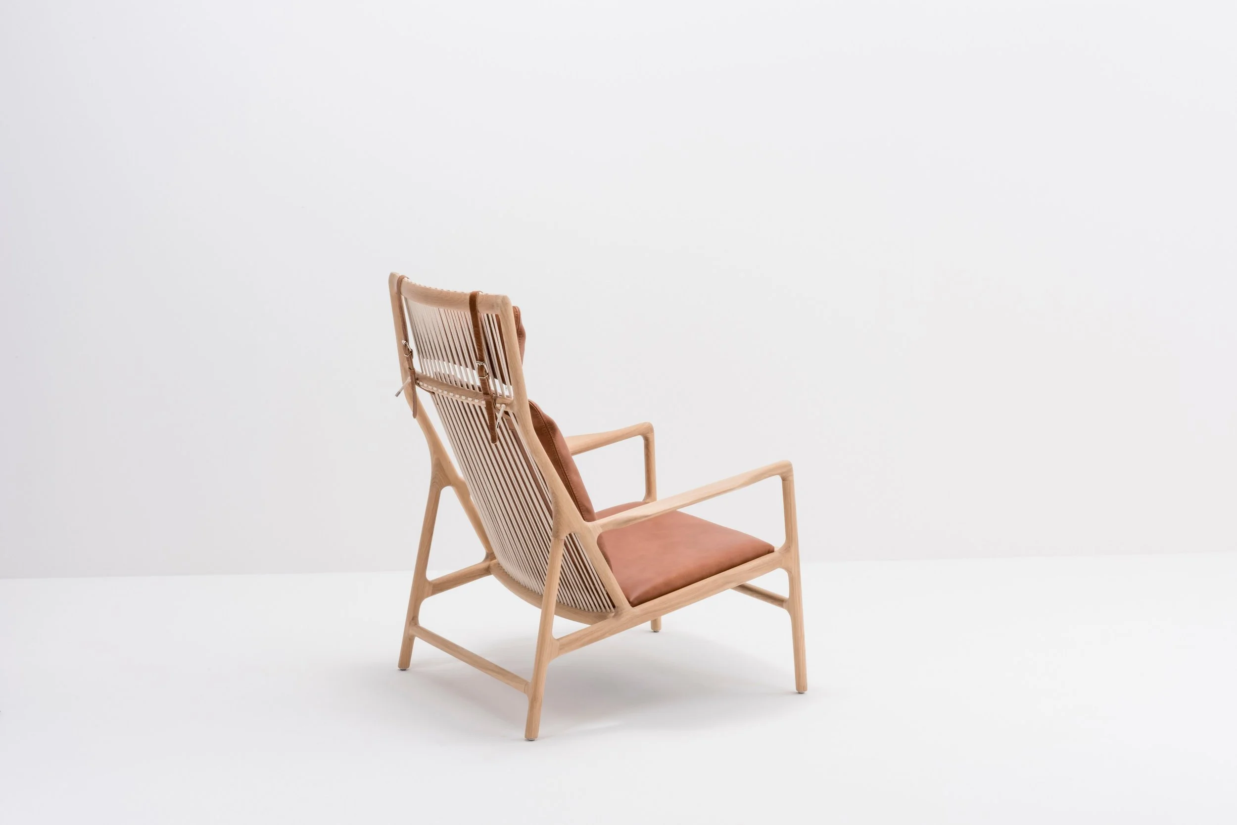 st-dedo-lounge-chair-oak-white-1015-dakar-leather-whisky-2732-3-gazzda.jpg