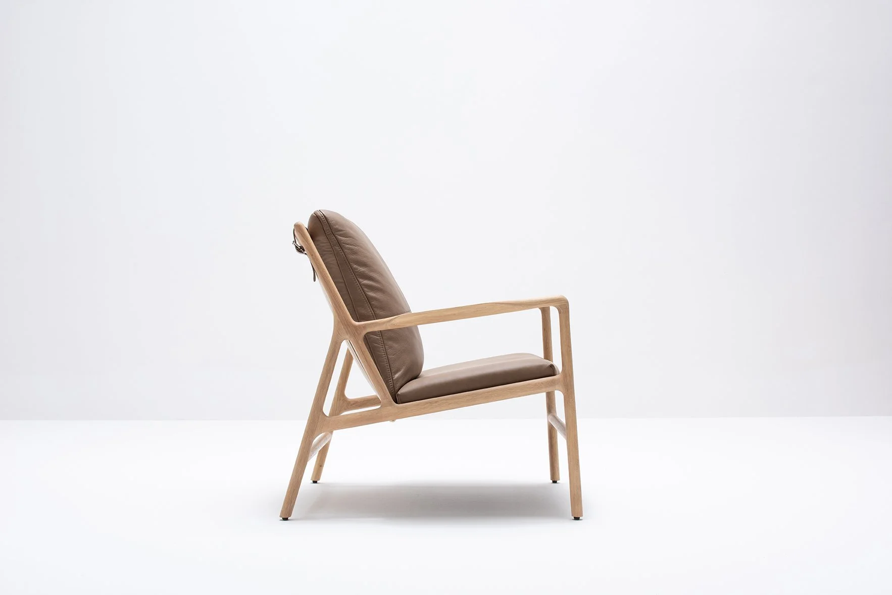 dedo-easy-chair-oak-white-1015-dakar-leather-stone-1436-3-gazzda 72.jpg