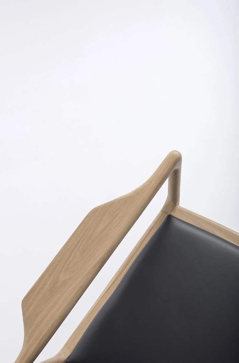 st-dedo-lounge-chair-oak-white-1015-dakar-leather-black-0500-6-gazzda 72dpi.jpg