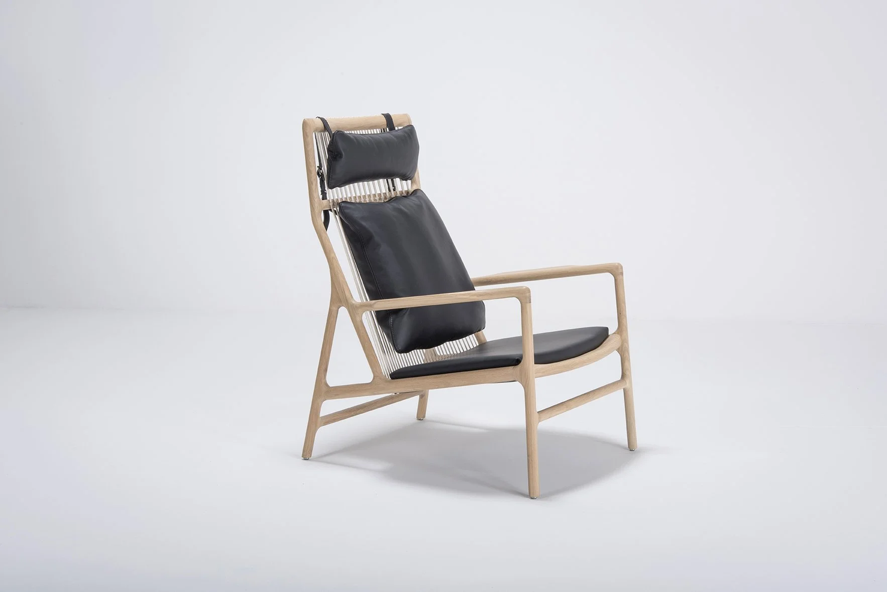 st-dedo-lounge-chair-oak-white-1015-dakar-leather-black-0500-7-gazzda 72dpi.jpg