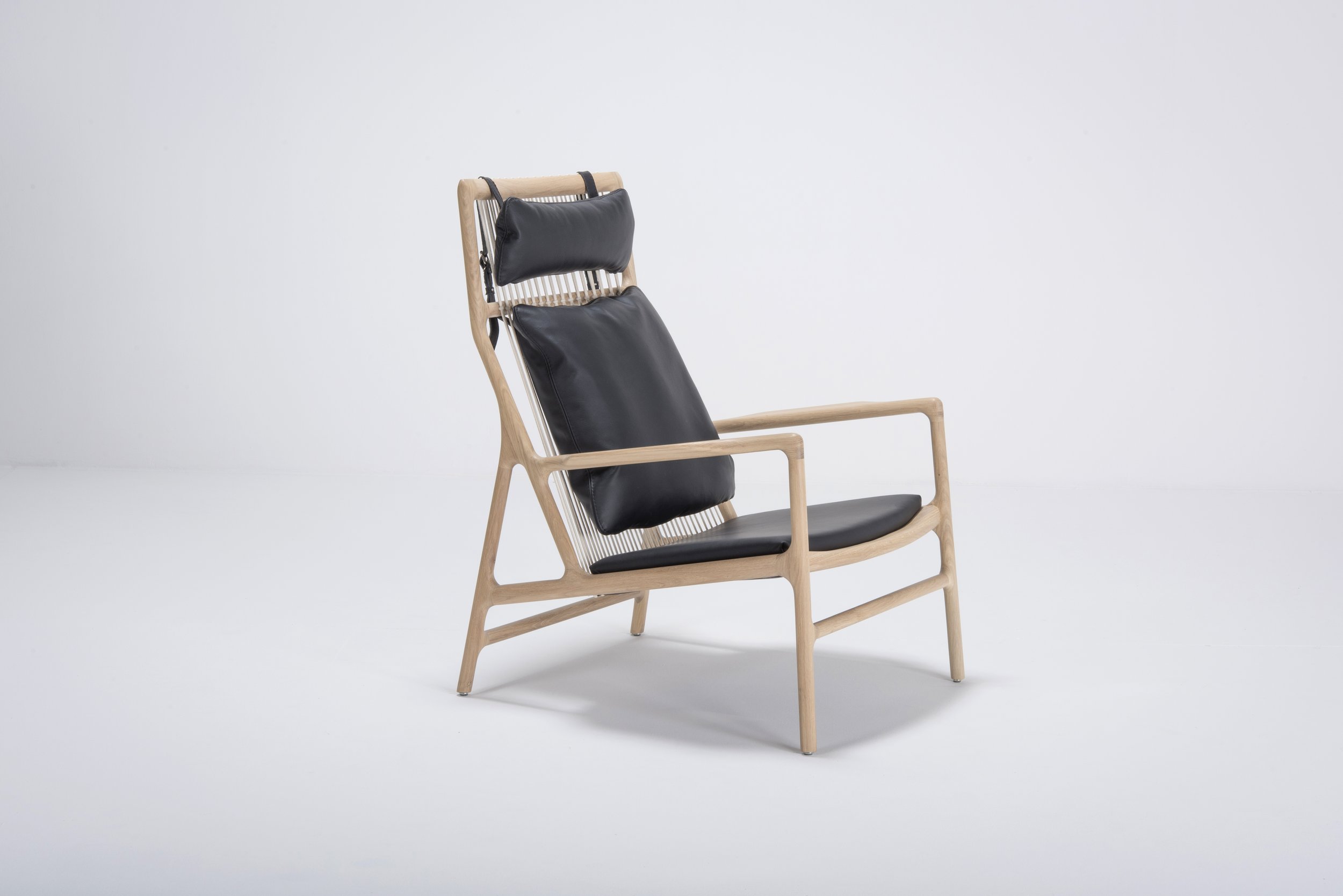 st-dedo-lounge-chair-oak-white-1015-dakar-leather-black-0500-7-gazzda.jpg