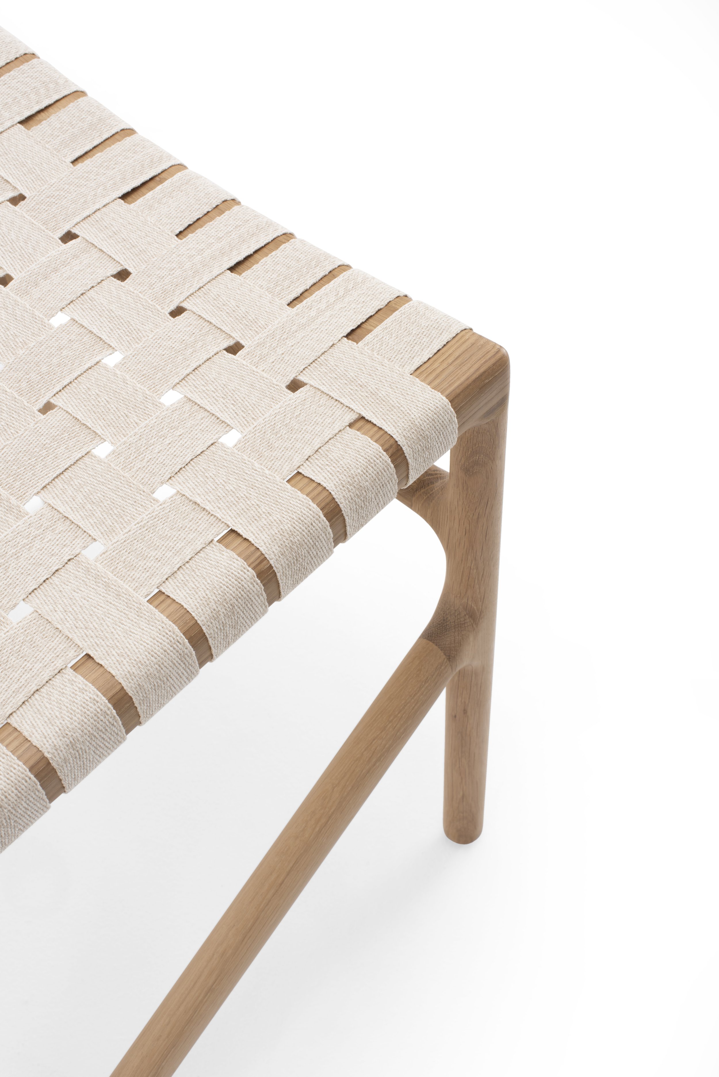 fawn-chair-48x48x79-oild-oak-white-1015-cotton-webbing-herringbone-natural-beige-4-gazzda.jpg