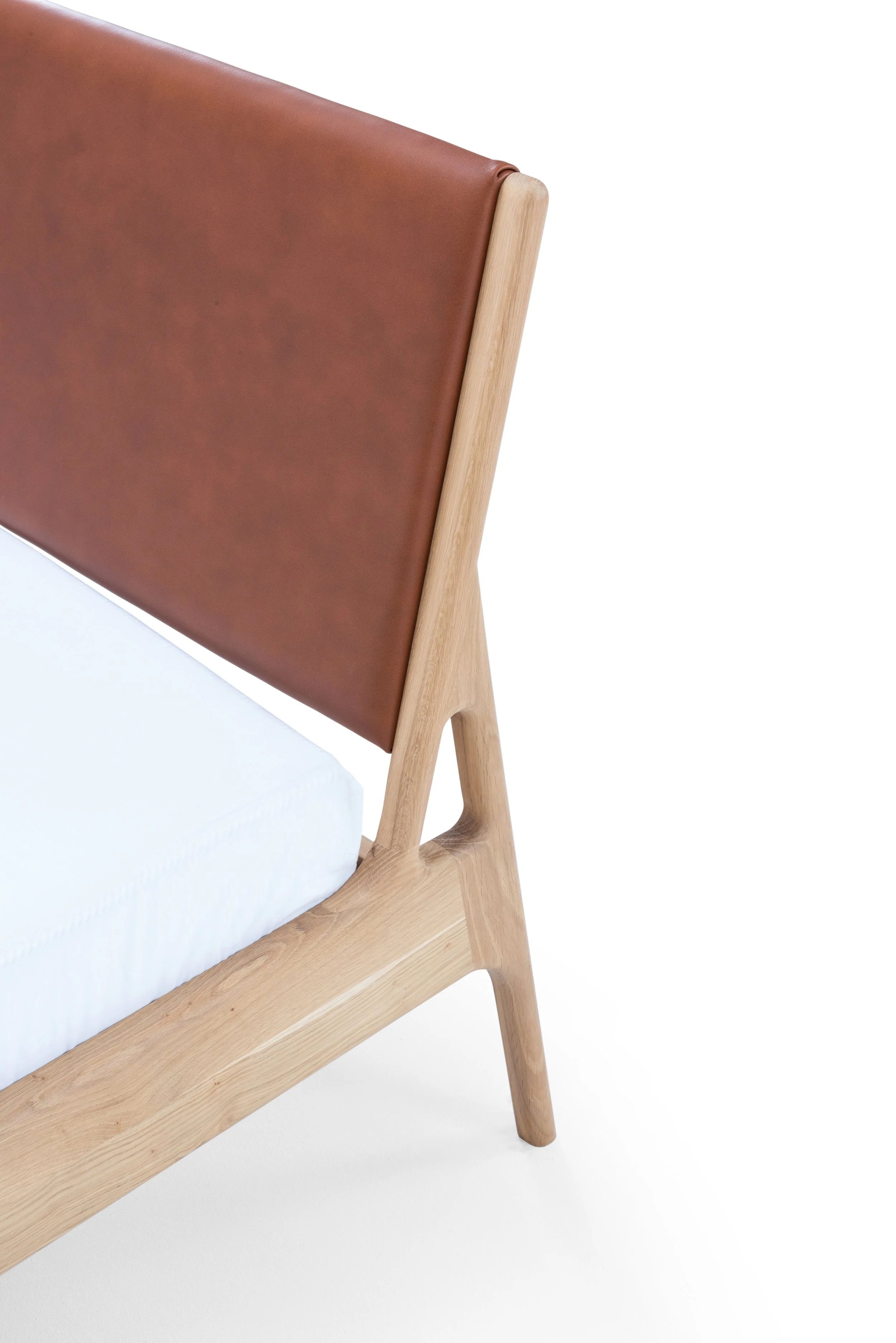 st-fawn-bed-deep-frame-180x200-oak-white-1015-dakar-leather-whisky-2732-16-gazzda (1).jpg