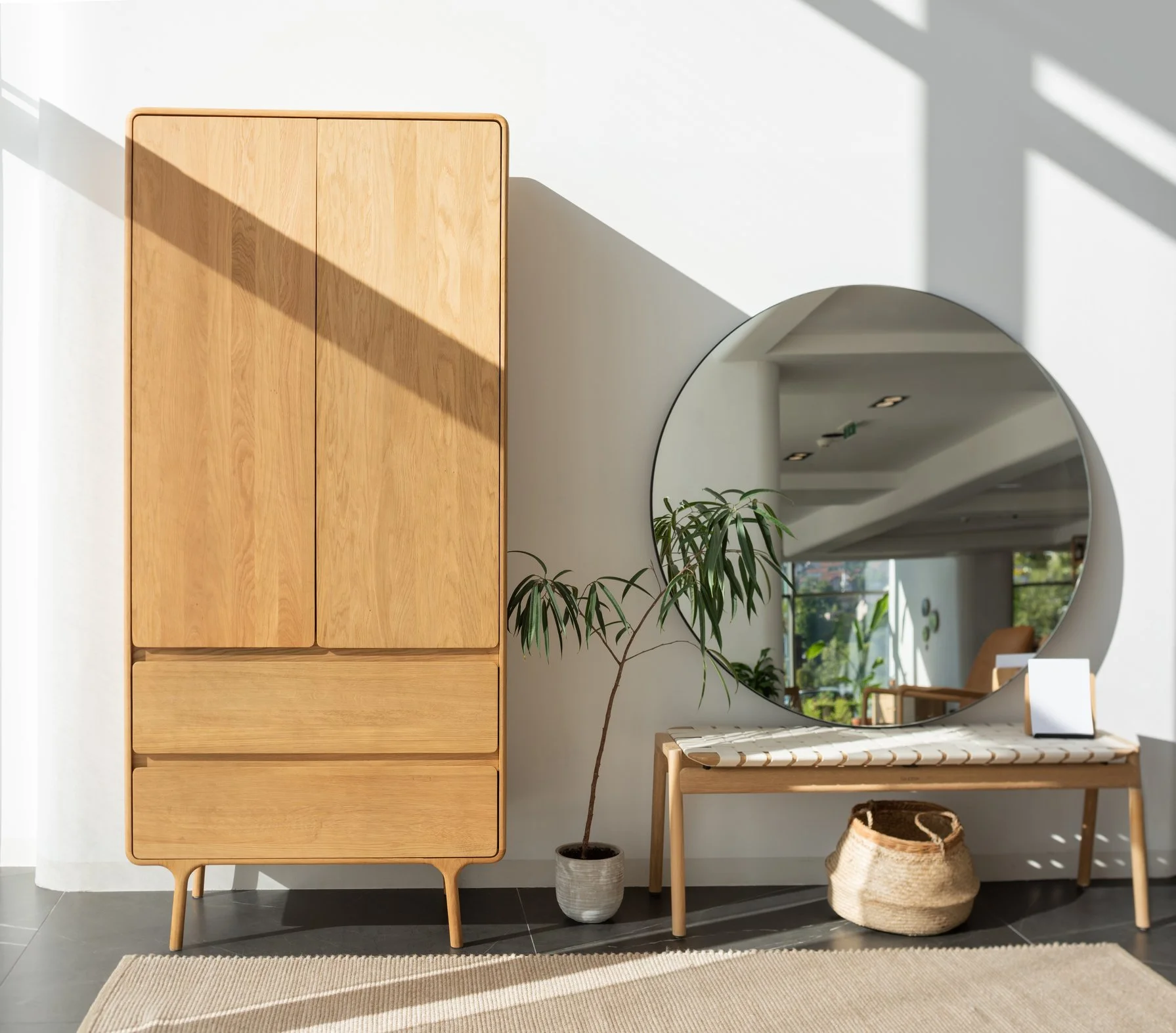 fawn-wardrobe-90x45x200-oak-white-1015-8-25-bench-klupa-160x45-oild-oak-white-1015-cotton-webbing-white-2001-7-25-gazzda (1).jpg