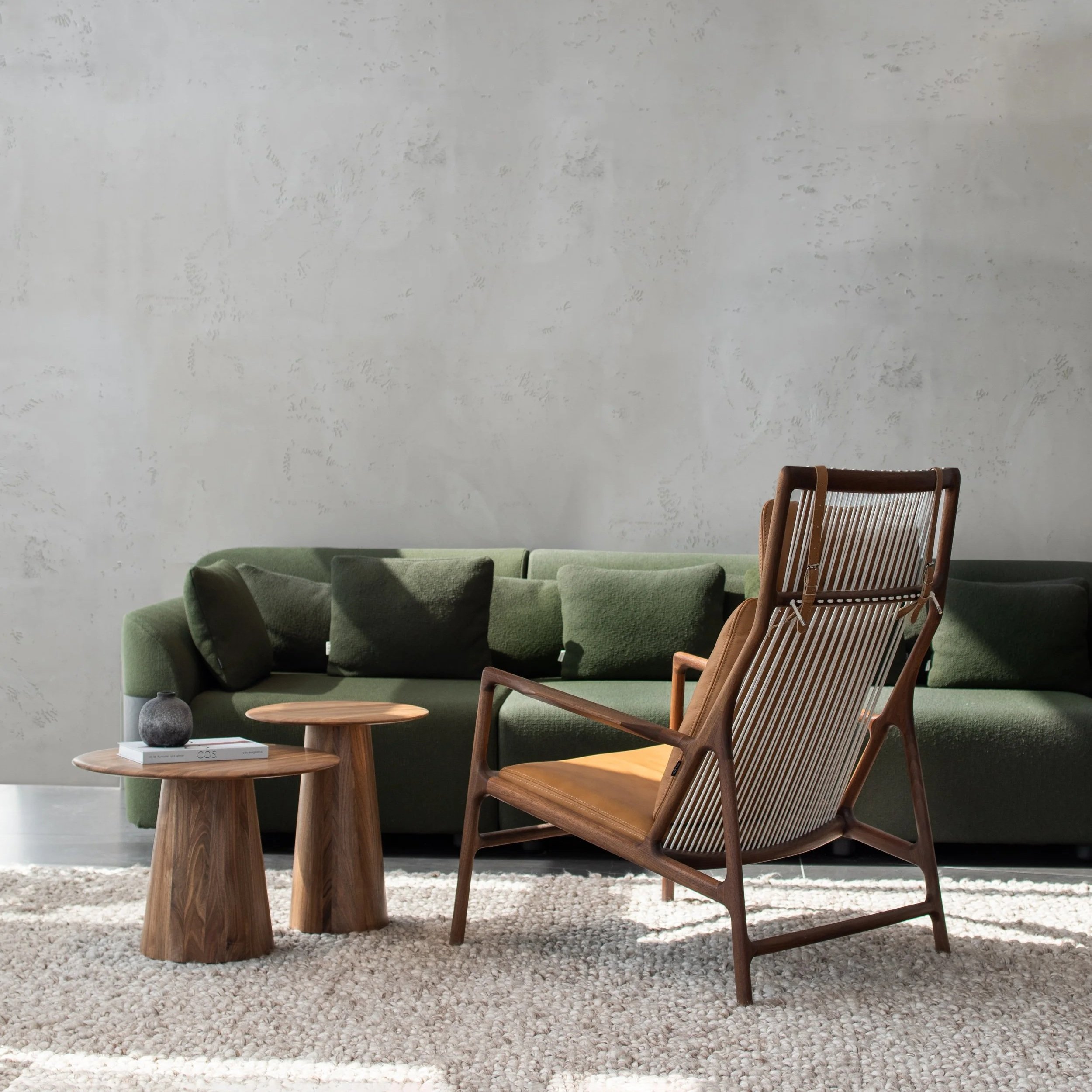 dedo-lounge-chair-walnut-natural-1510-dakar-leather-whisky-2732-mushroom-tables-oiled-walnut-natural-00-1-1-gazzda.jpg
