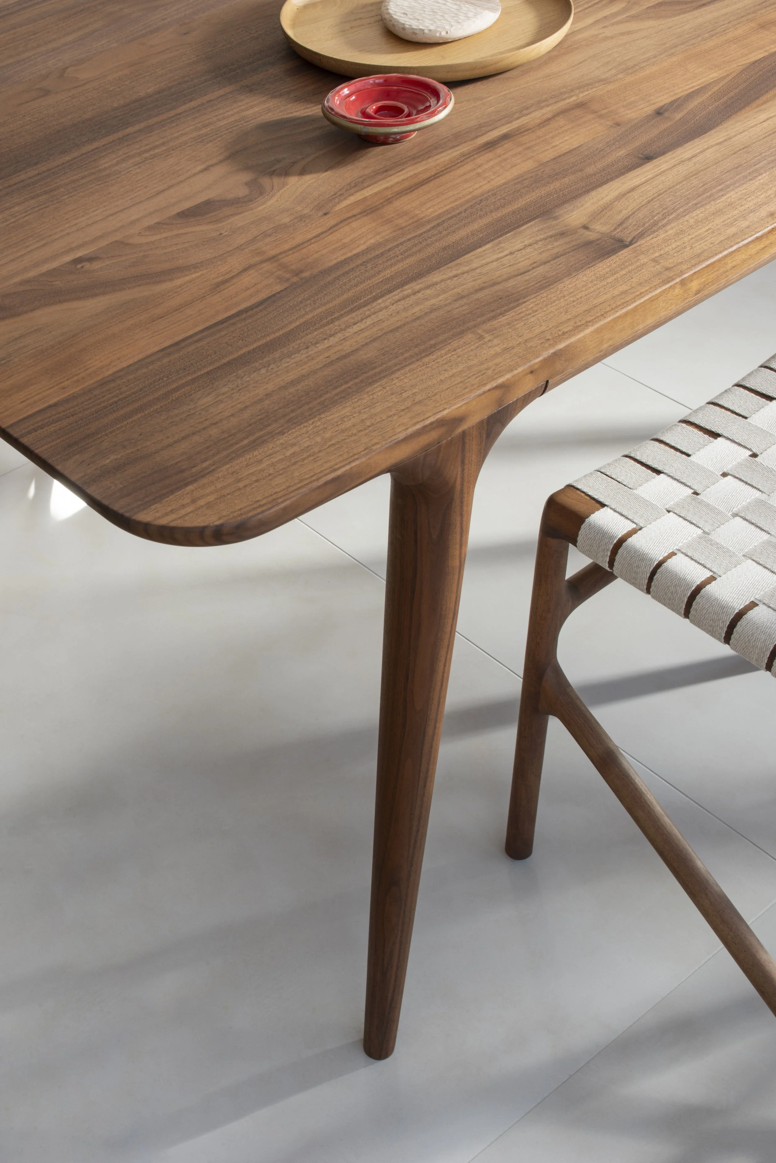 fawn-table-fawn-chair-48x48x79-walnut-natural-1505-cotton-webbing-herringbone-natural-beige-3-gazzda (1).jpg