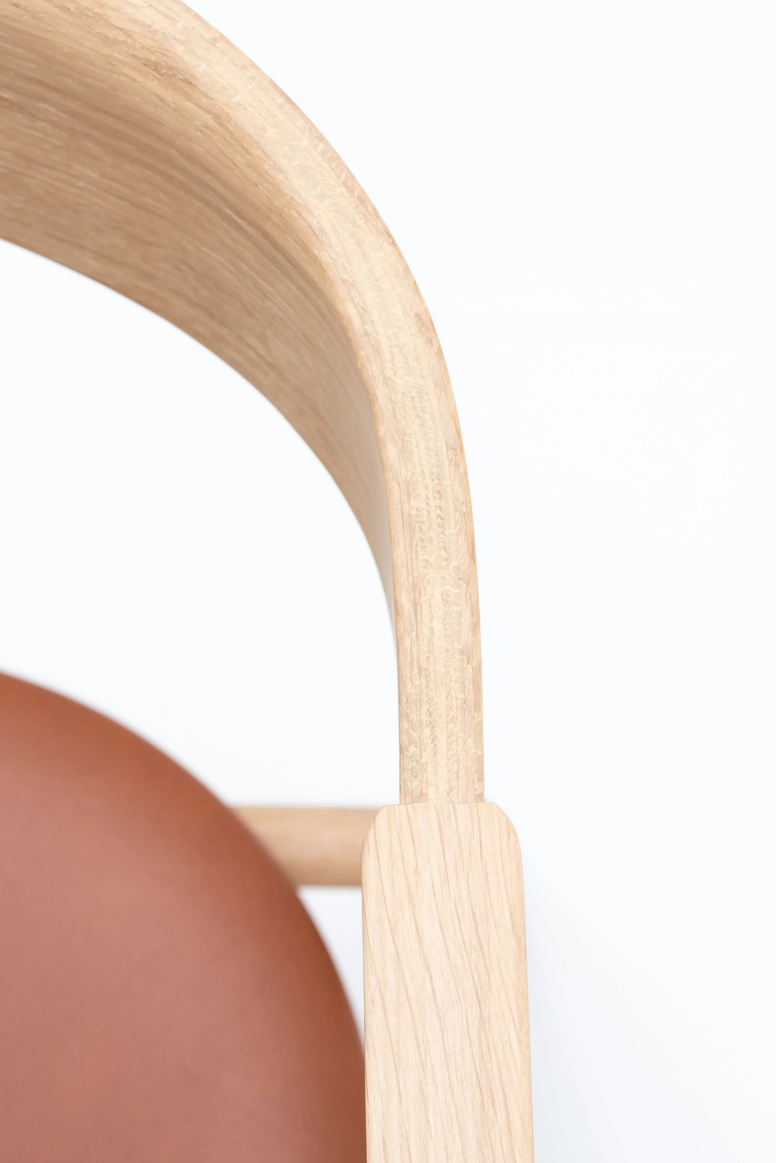 st-detail-muna-chair-54x53x75-oak-white-1015-dakar-leather-whisky-2732-2-gazzda (1).jpg