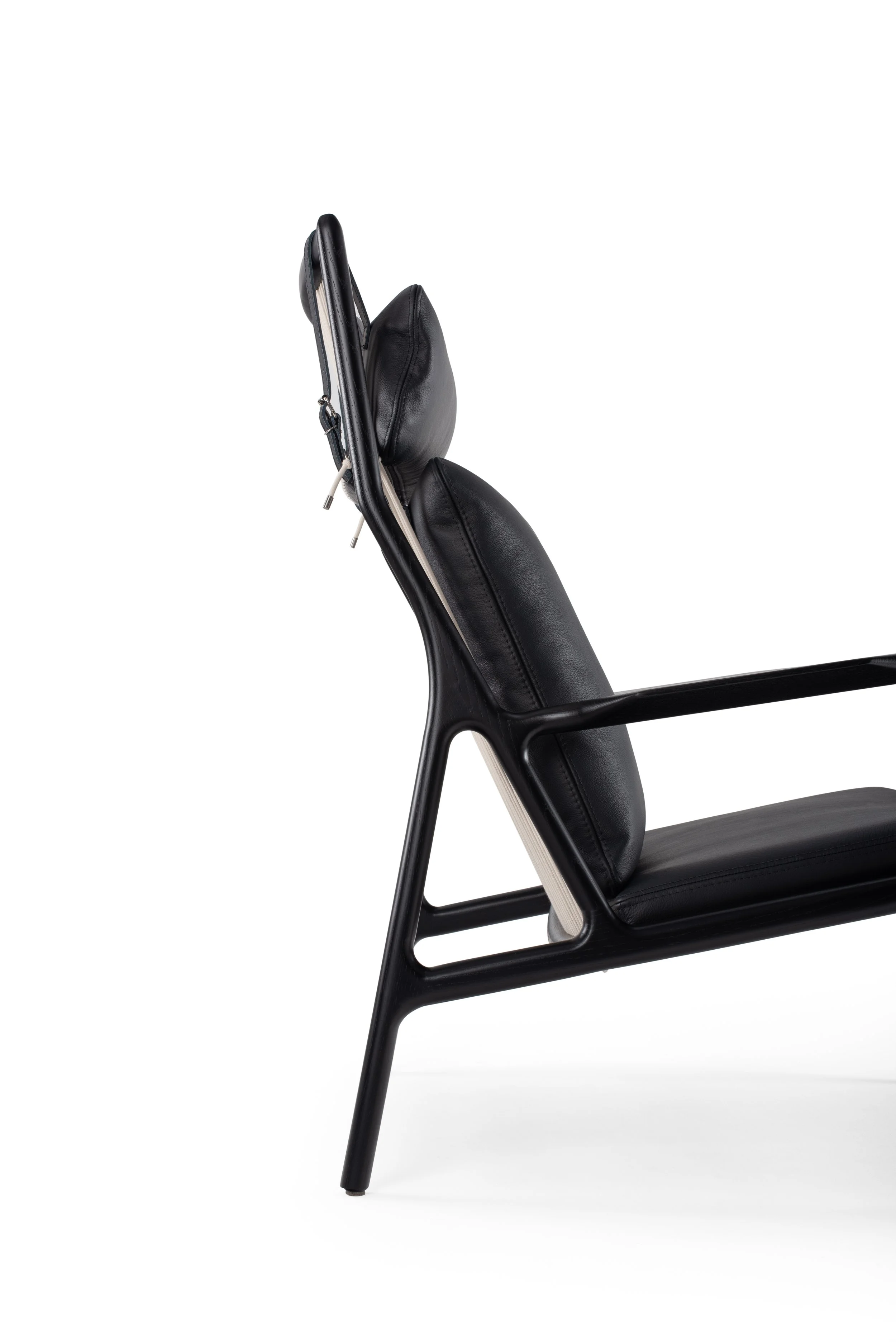 dedo-lounge-chair-oak-lacquer-black-9005-dakar-leather-black-00-4-gazzda.jpg