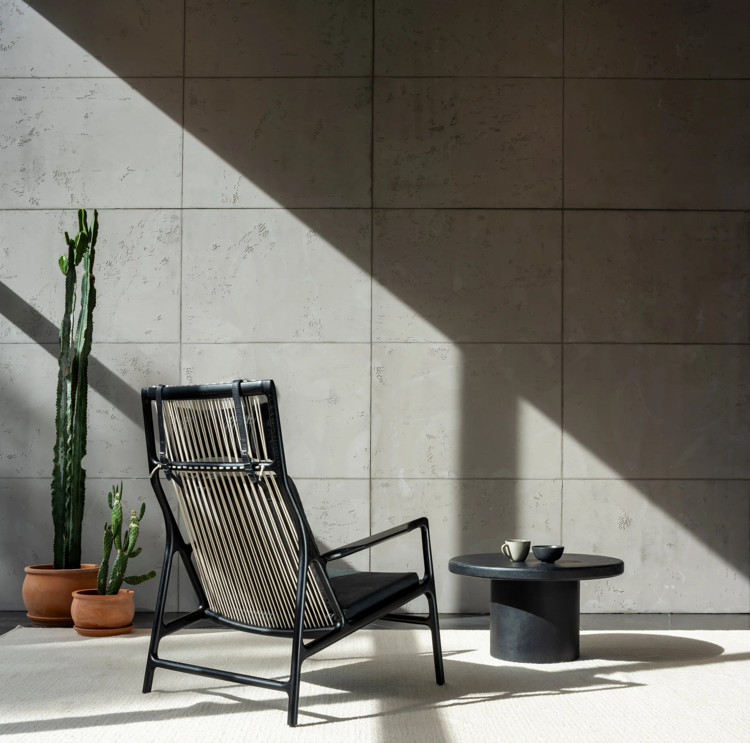 dedo-lounge-chair-oak-lacquer-black-9005-dunes-leather-21003-anthrazite-0-8-gazzda (1).jpg