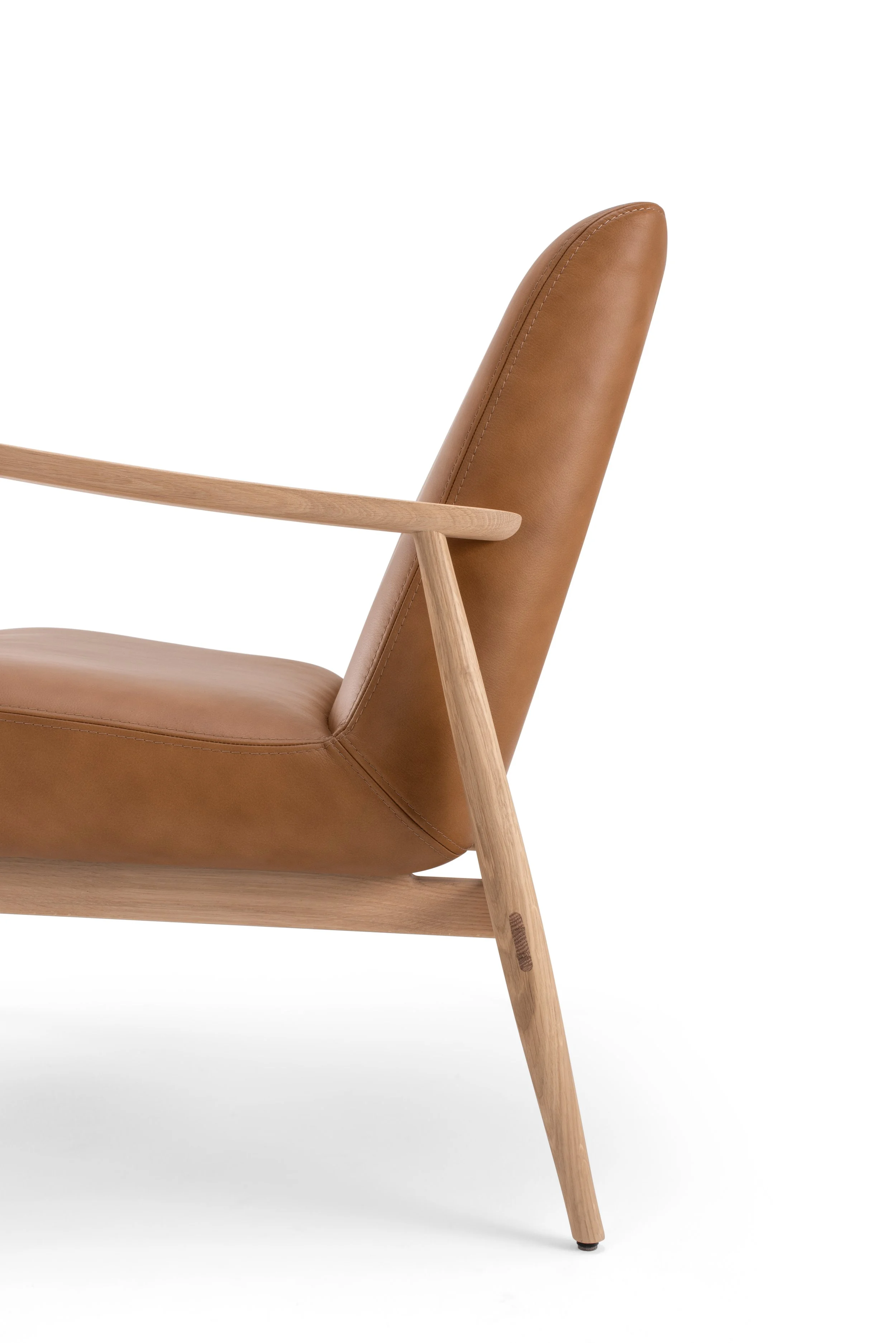 aska-lounge-chair-oiled-oak-white-dakar-leather-nature-3411-2-gazzda (1).jpg