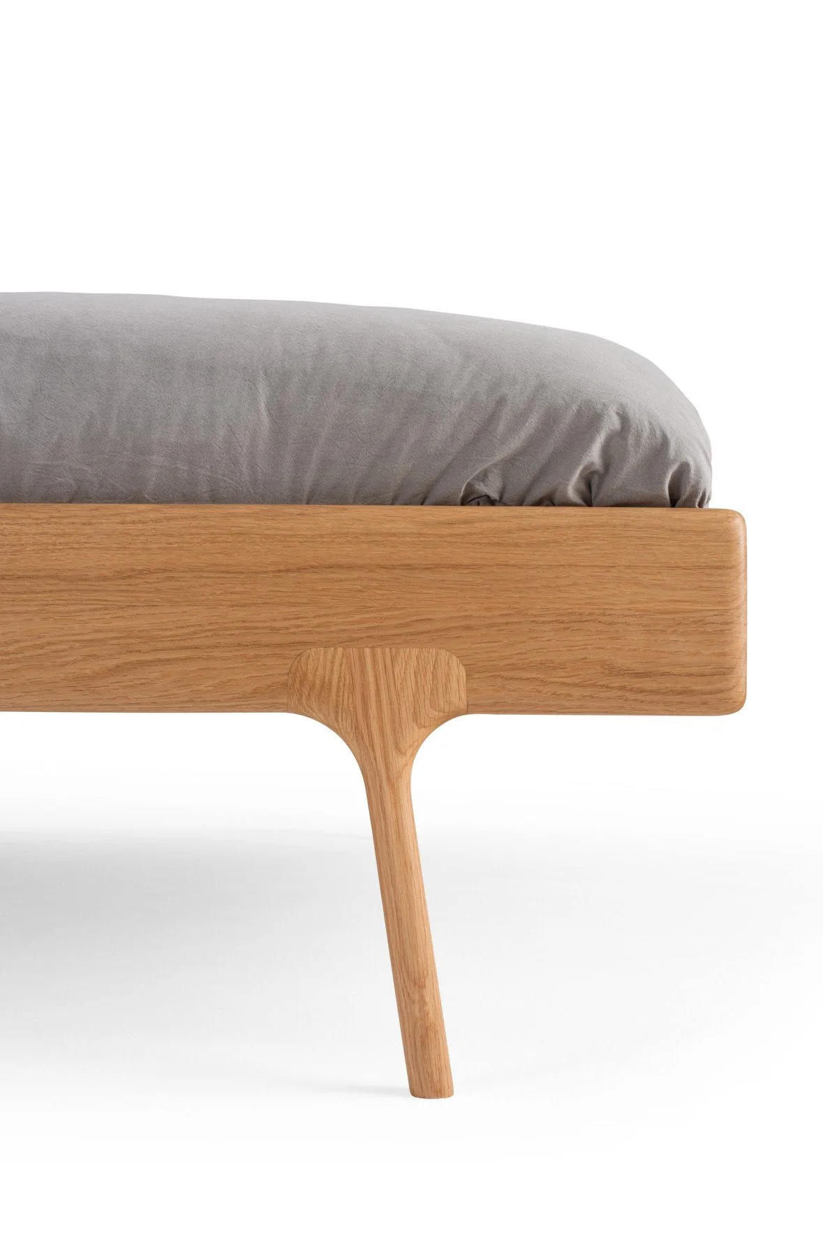 fawn-bed-deep-frame-160x200-oak-natural-cotton-webbing-herringbone-natural-beige-2026-5-gazzda.jpg