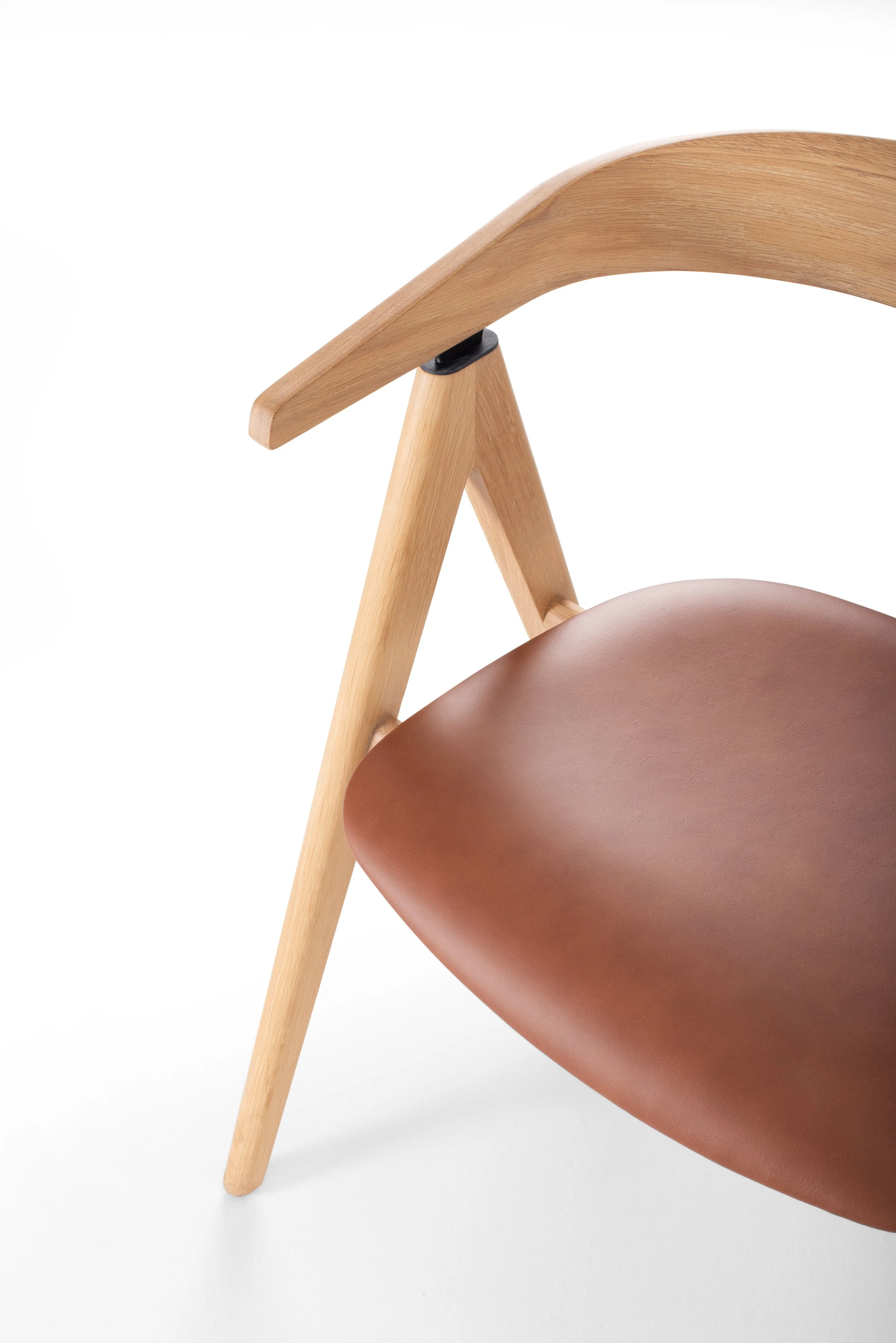 ava-bench-oak-white-1015-dakar-leather-whisky-2732-0-00-6-gazzda (1).jpg