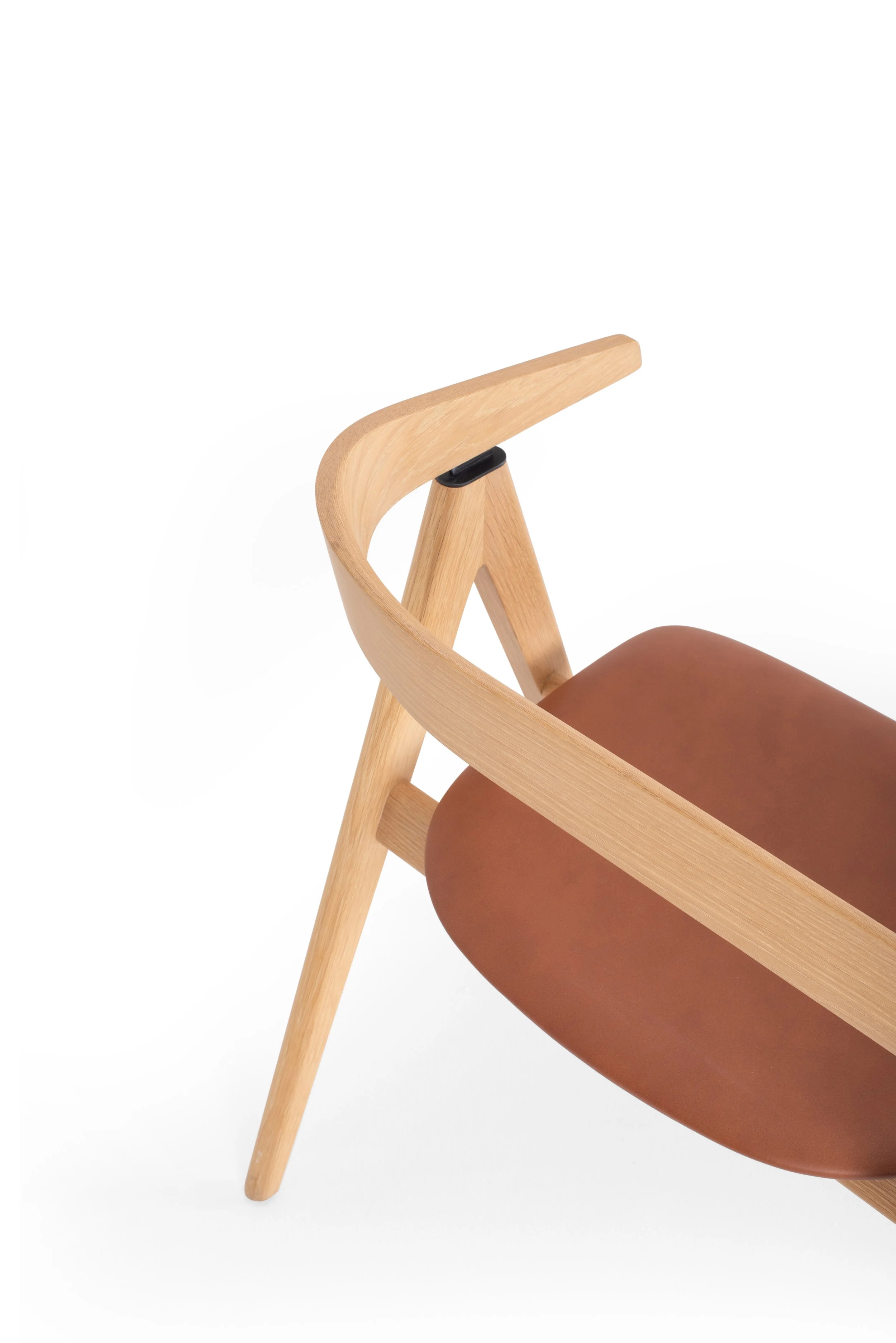 ava-bench-oak-white-1015-dakar-leather-whisky-2732-0-00-7-gazzda (1).jpg