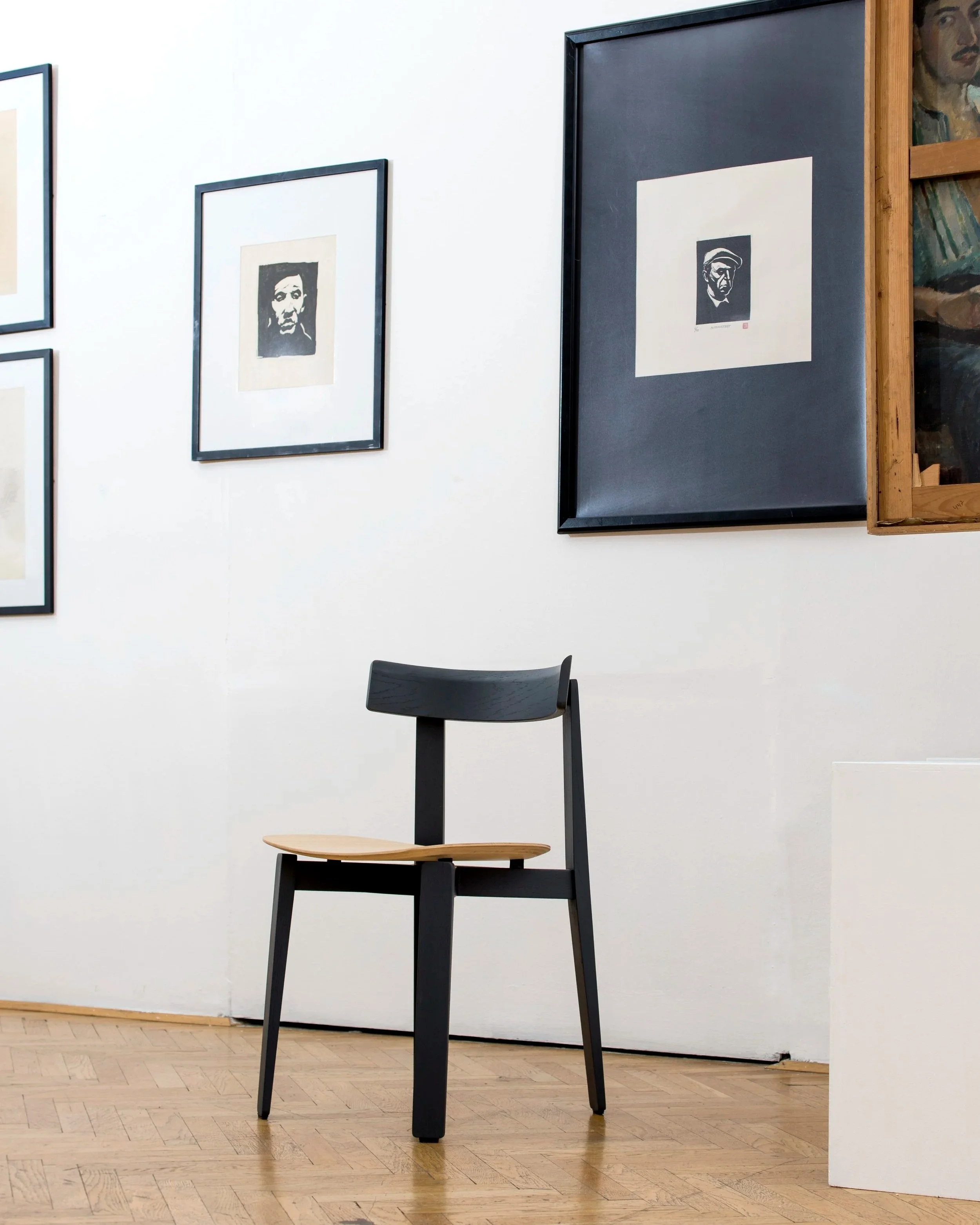 am-nora-chair-special-edition-45x47x79-oak-lacquer-black-9005-2-gazzda.jpg