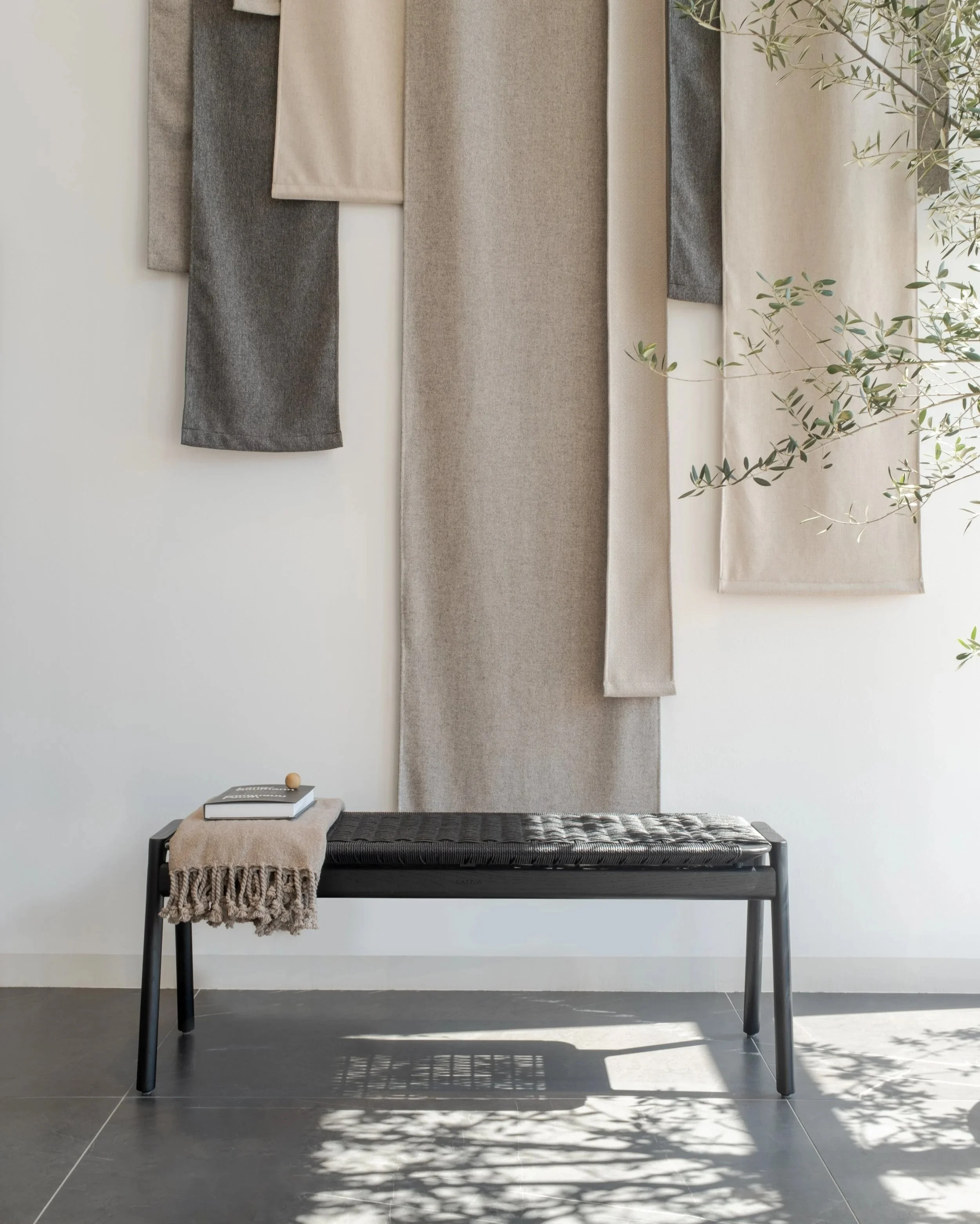 bench-klupa-120x45-oak-lacquer-black-danish-cord-black-0-1-gazzda+%281%29.jpg