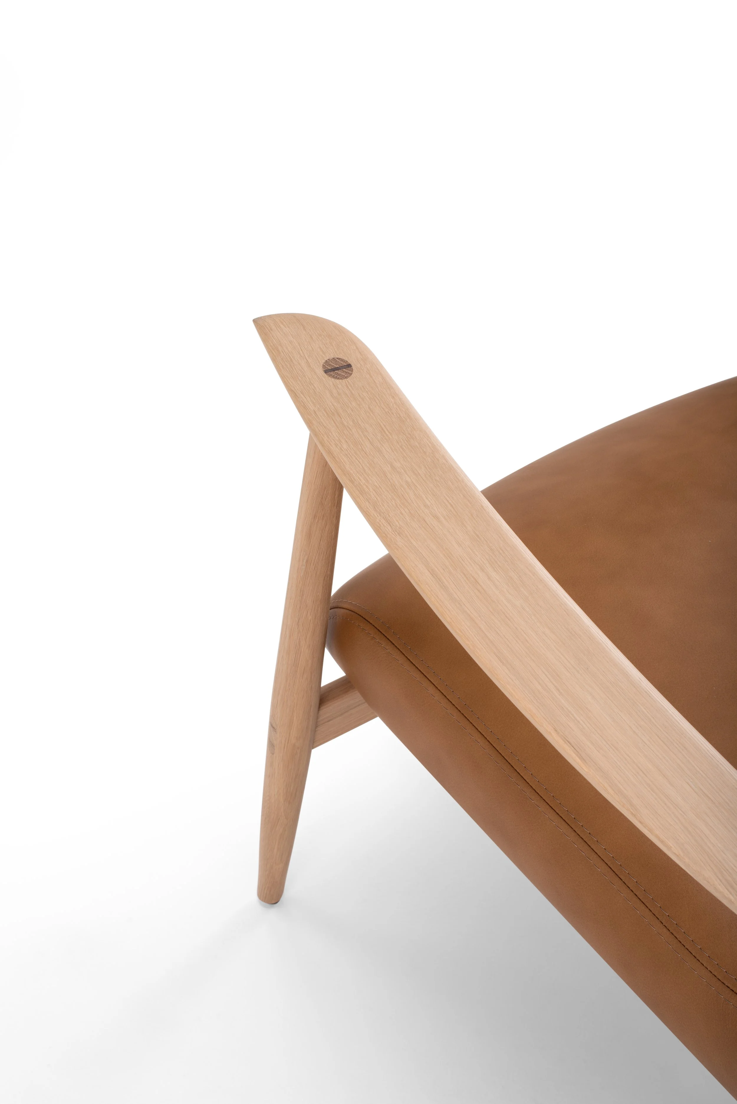 aska-lounge-chair-oiled-oak-white-dakar-leather-nature-3411-4-gazzda (2).jpg