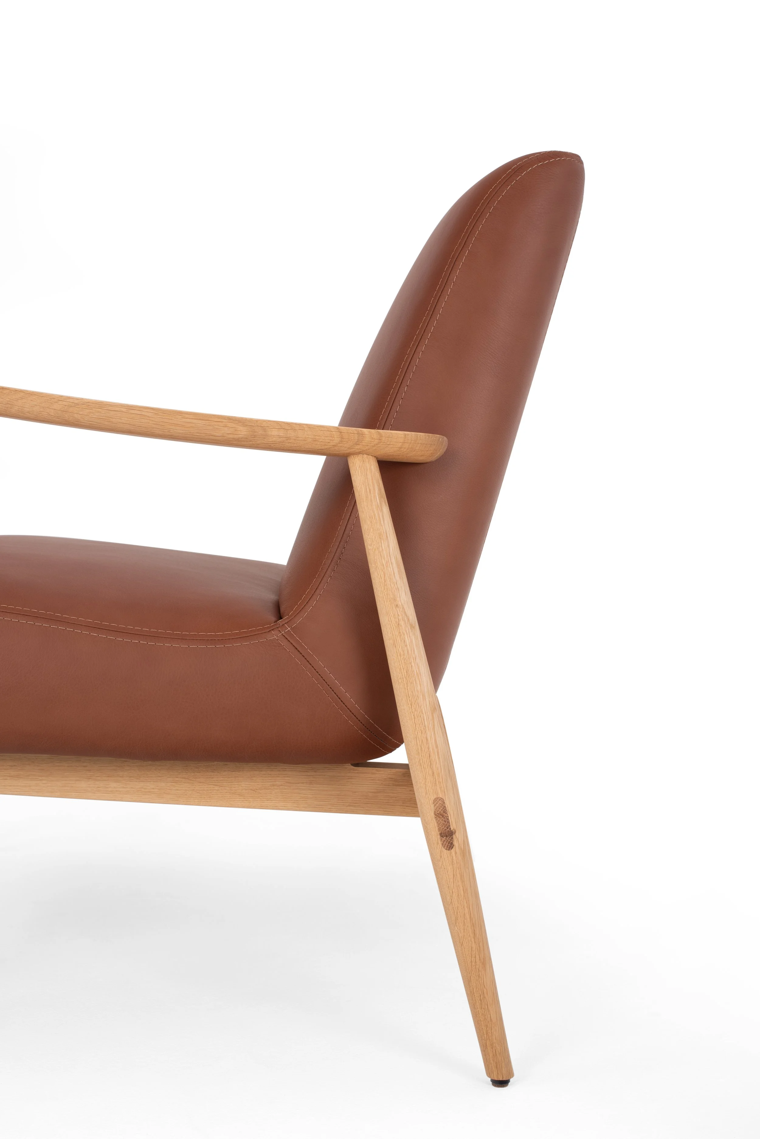 nn-aska-lounge-chair-oak-natural-dakar-leather-whisky-2732-2026-3-gazzda (1).jpg