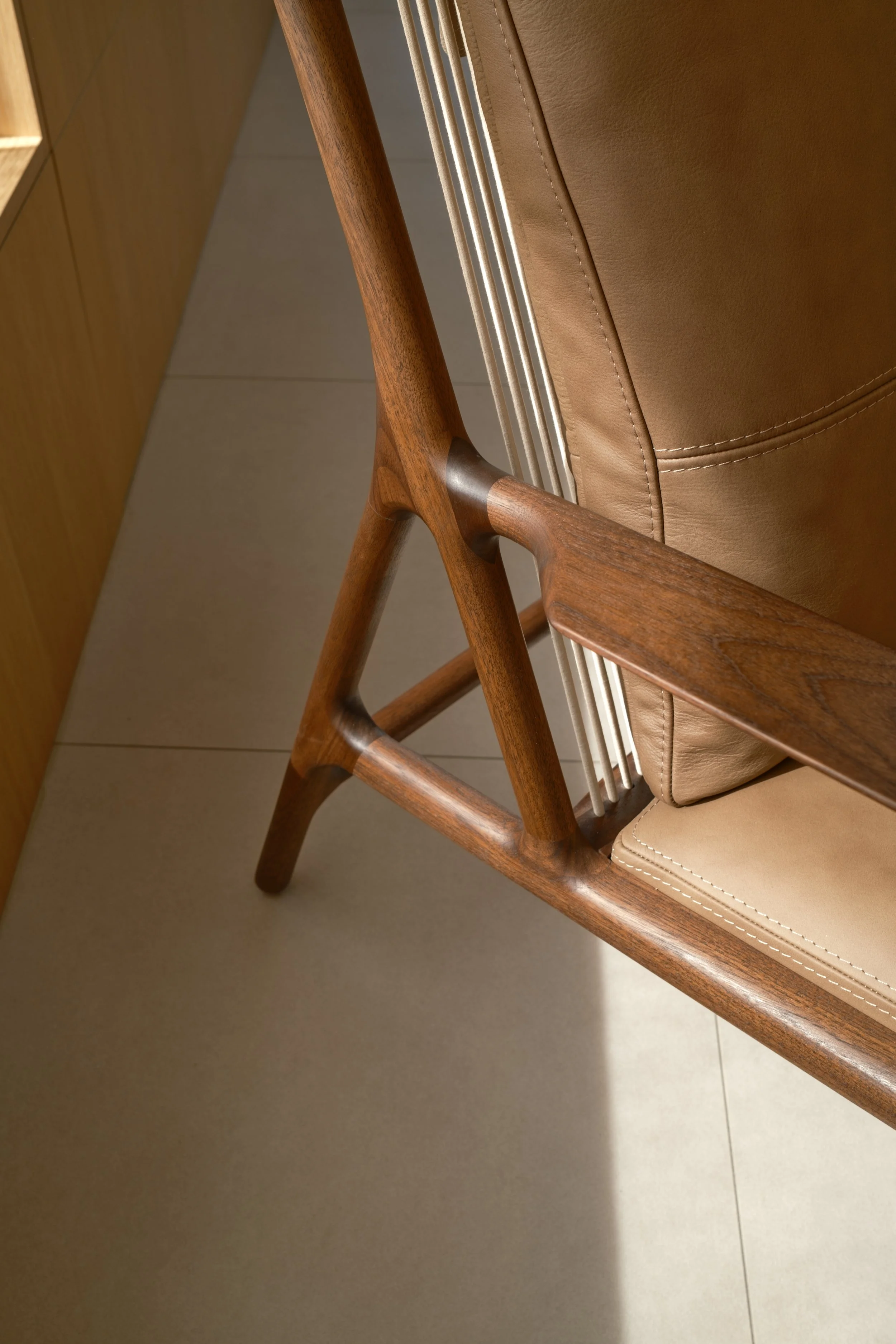 dedo-easy-chair-walnut-natural-1510-dakar-leather-stone-1436-1-3-gazzda.jpg