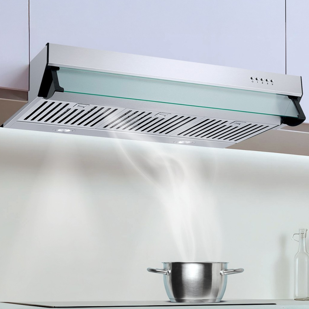 Een moderne afzuigkap boven een kookplaat met een stoomwolk die opstijgt uit een pannenpot.