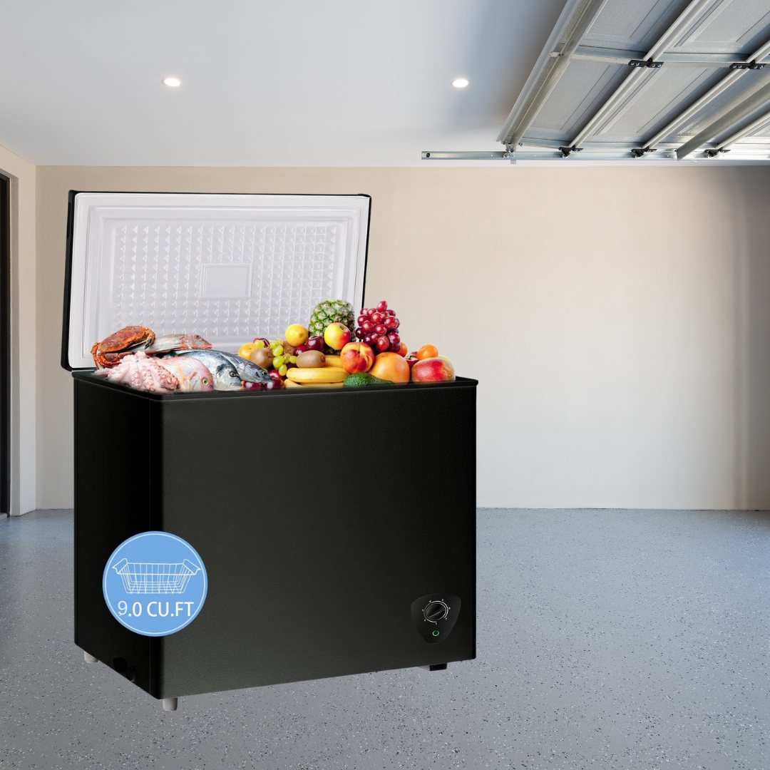 In de garage ligt een open vriezer met vers fruit en vis.