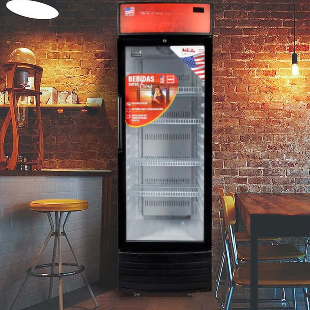 Leeges koelkast in een café met een bakstenen muur op de achtergrond, een houten tafel en stoelen, en een verlichte lamp.