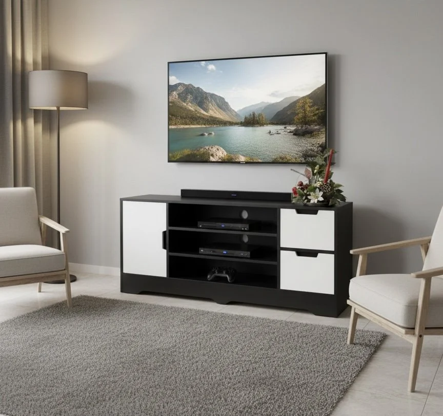 Woonkamer met tv meubel, tv, wanddecor, twee witte stoelen, vloerlamp, vloerbedekking en bloemen op het meubel.