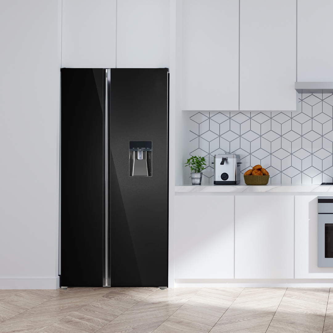 Moderne keuken met zwarte koelkast, witte kasten, planten en bakje met brood.