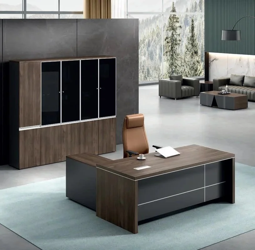 Modern kantoor met houten bureau en kast, luxe zitplaatsen en grote ramen met uitzicht op een berglandschap.