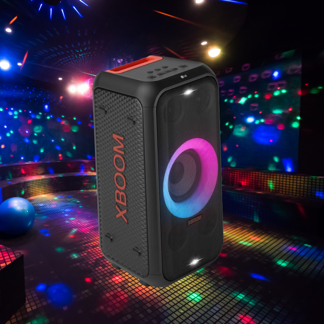 Draagbare luidspreker met kleurrijke verlichting in een discotheekachtige omgeving.