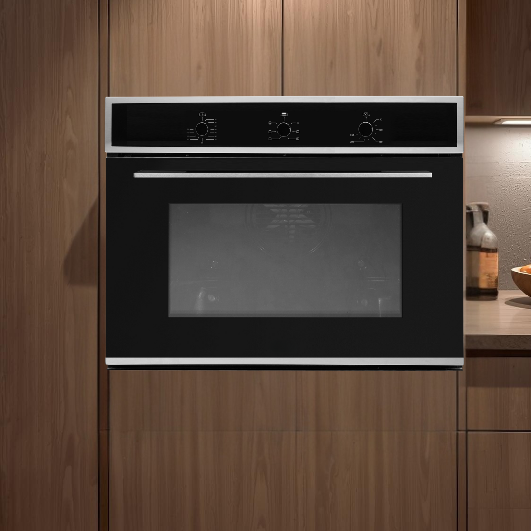 Moderne zwarte oven met digitale en draaischakelaars, ingebouwd in een houten keuken.