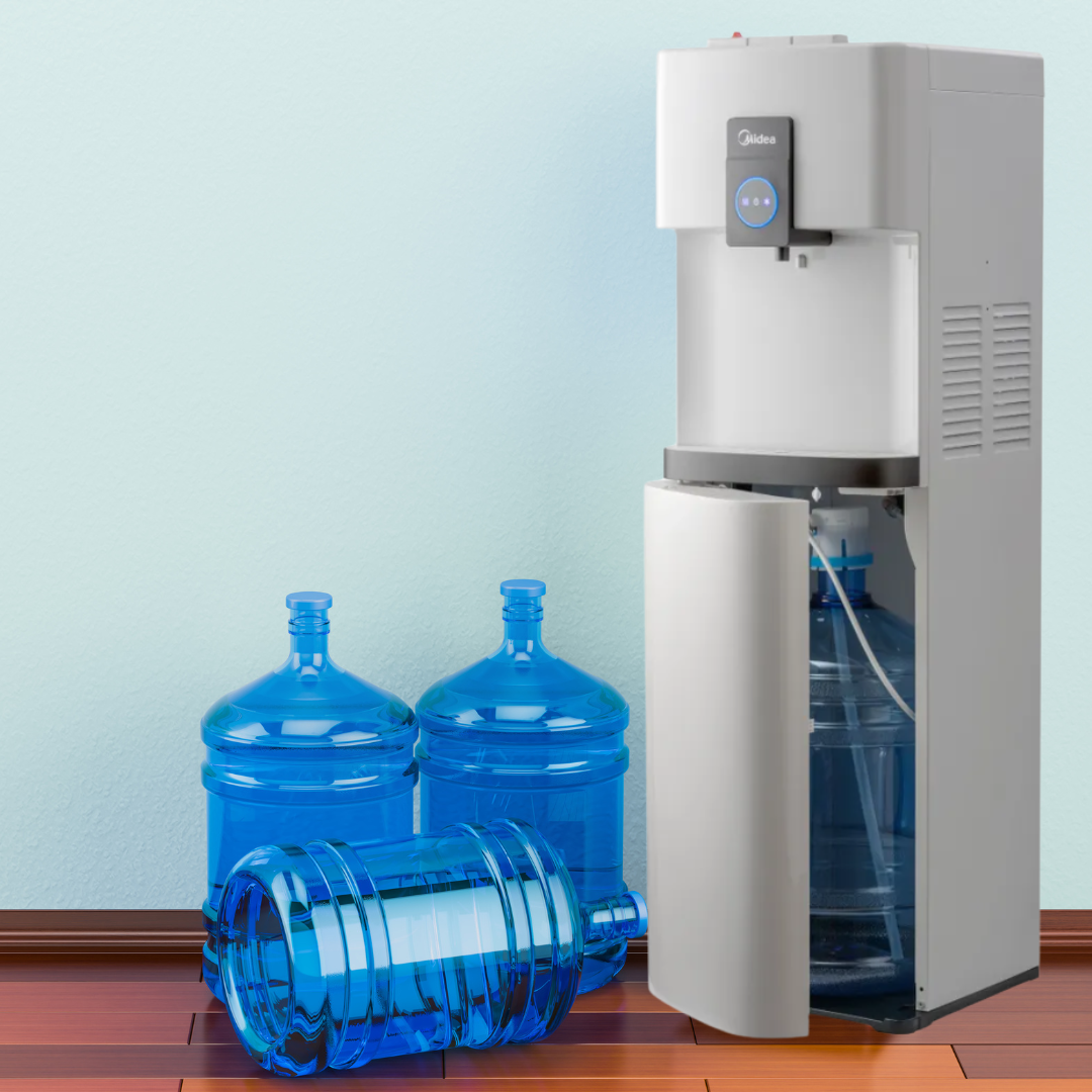 Waterkoeler met twee grote blauwe waterflessen en een lege blauwe waterfles op de vloer.