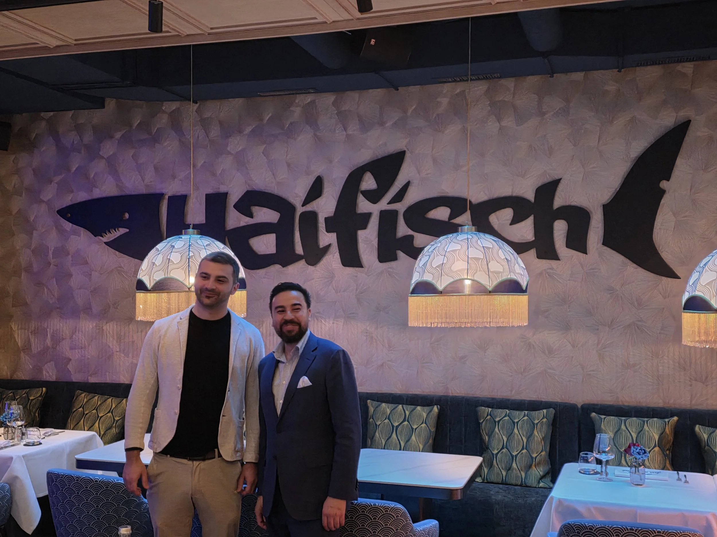 Der fliegende Fisch über dem Flügel