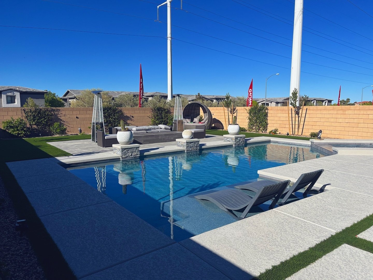 Life is better by the pool, especially when it&rsquo;s a custom creation by our expert designers in Las Vegas! Don&rsquo;t miss out on enjoying your own private oasis this summer &ndash; reach out for a quote now and dive into luxury! 🌴
#lasvegasloc