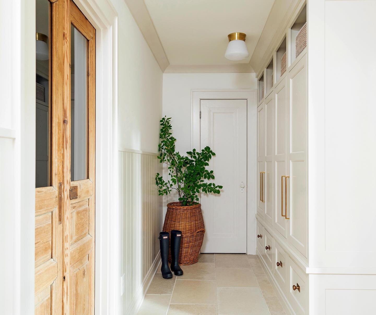 The mudroom&hellip; the workhorse.  Also the way to the den through those vintage wood doors. 

pic . @themittentog
#gladstonereno