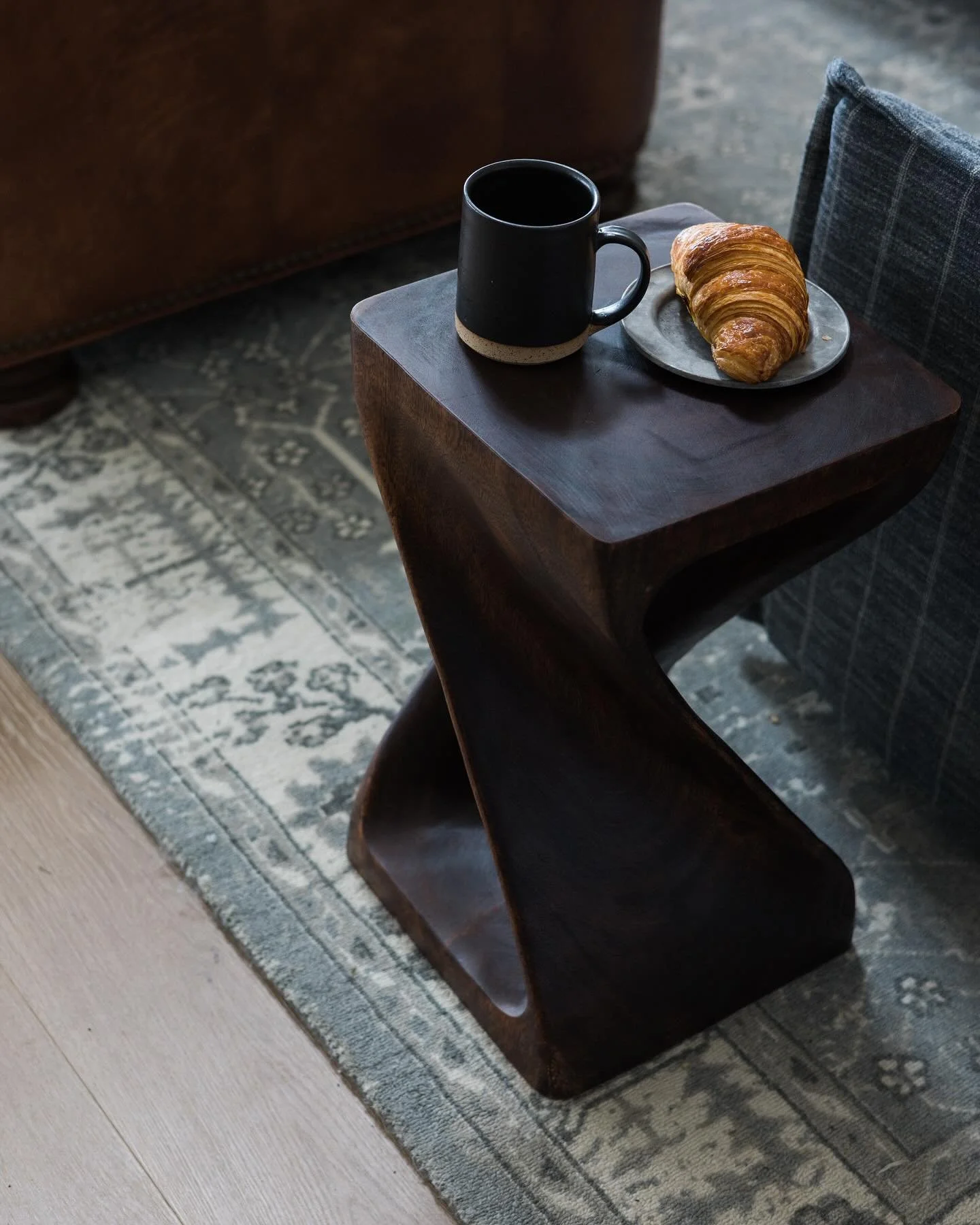 Wood of some shade and/or texture is in every project we work on. Along with shades from nature&hellip;and the occasional croissant! 

pic . @margaretfrancisphoto
#boynecove