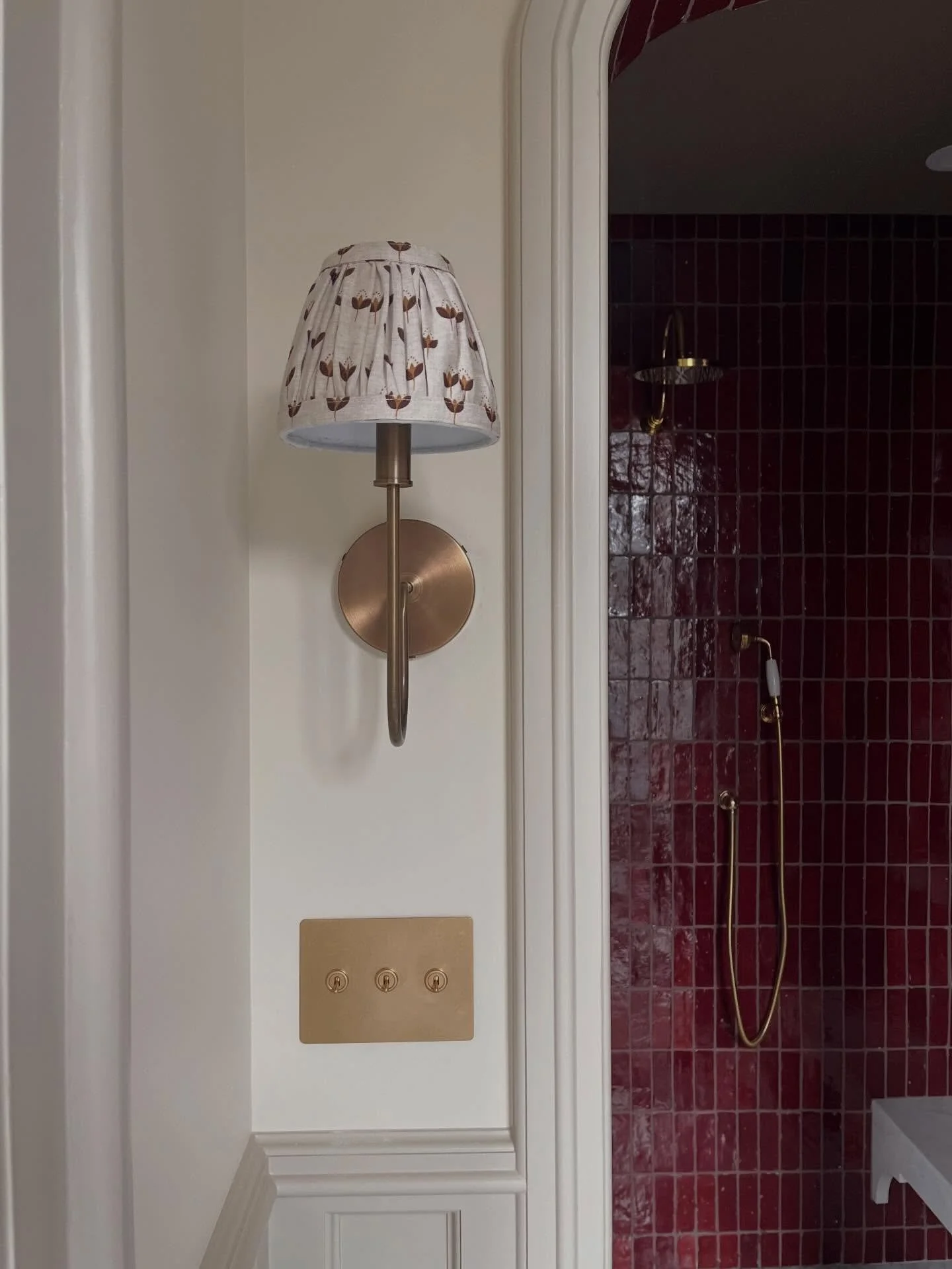 We are closing in on all of the details at our heritage hill bathroom remodel! 

Builder: Upland Construction 
Tile: @zia_tile 
Lighting: @oldebricklighting 
Switch Plate: @corston.us