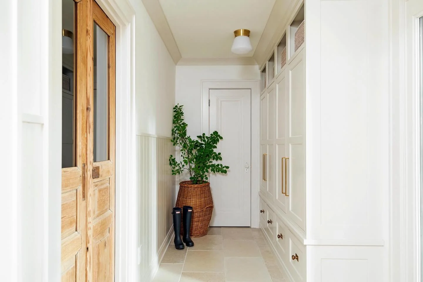 Amidst this early thaw, we know winter will be back very soon. This mudroom still makes my heart smile- the ones who use it on a daily basis are my dear friends. 

pic . @themittentog
#gladstonereno