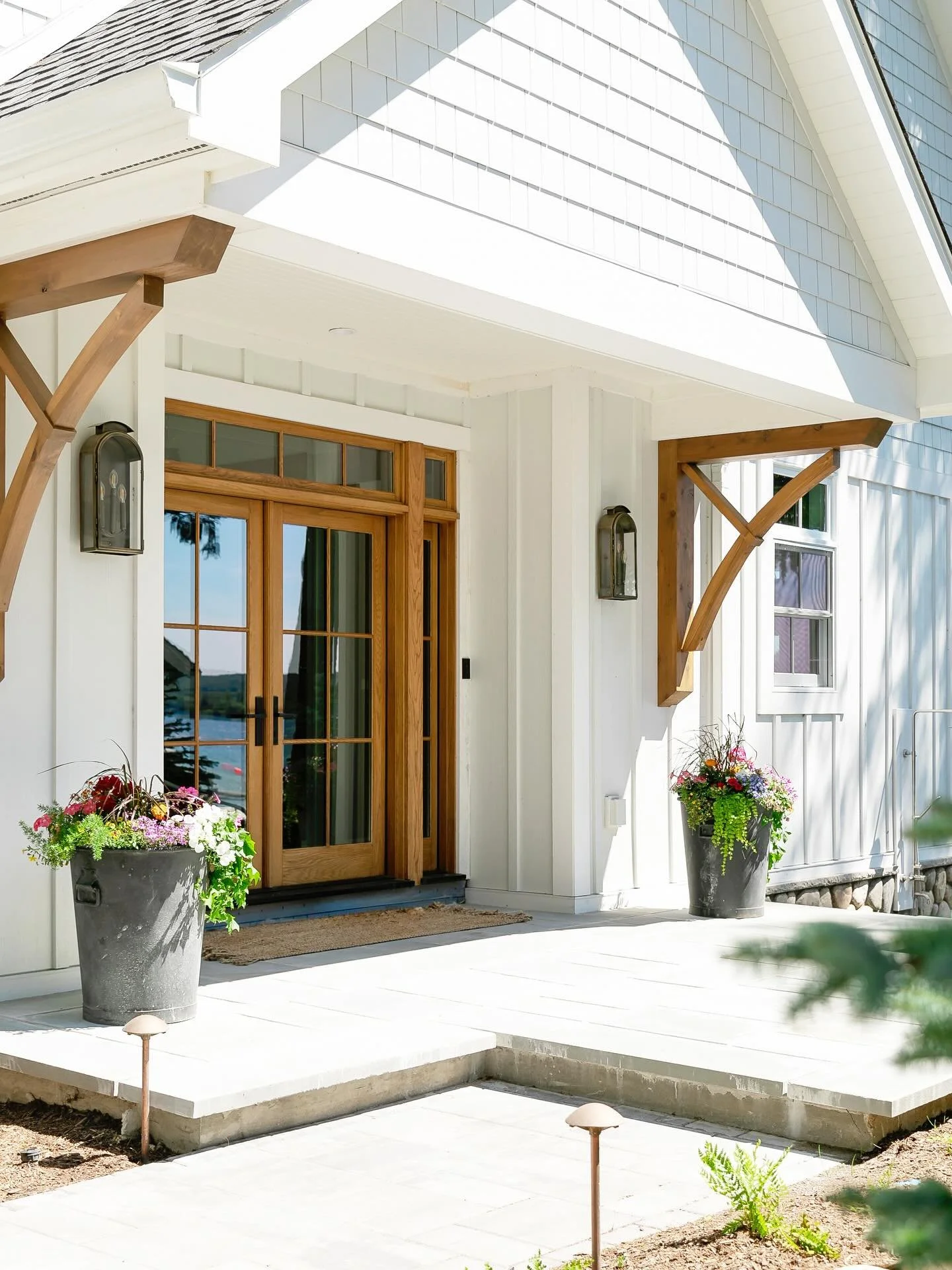 These sun soaked days have us dreaming of lake life. ☀️ 

Builder: W.B. Builders

#fullserviceinteriordesign #andreanemesdesign #wallooncottage #interiordesign #exteriordesign #cottageinspo