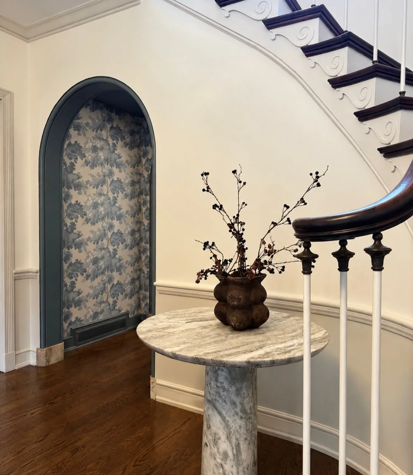 A balance of traditional architectural details and modern, organic elements keep this foyer feeling relaxed and lived in. 🤎
