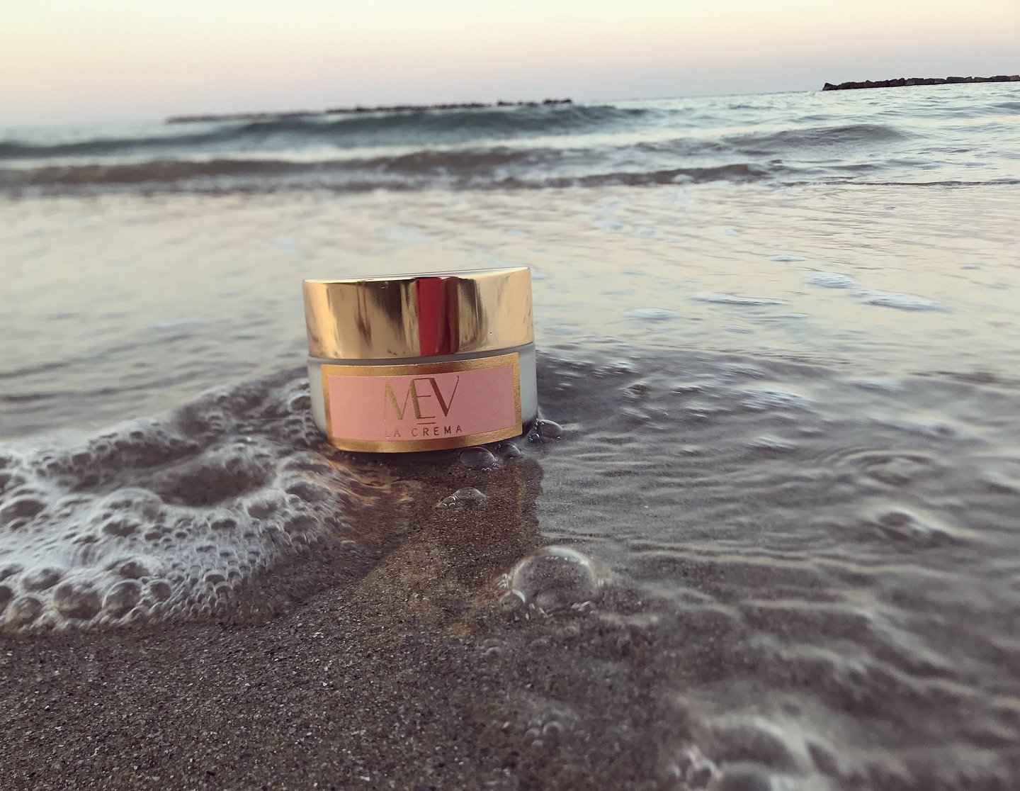 La Crema 🌊🫧✨🐚 Inizia la tua giornata con La Crema MEV Skincare. Formulata con acido ialuronico, &egrave; l&rsquo;alleato perfetto per una pelle idratata e luminosa. Ottima come base trucco e crema giorno, prepara il viso al meglio ogni mattina. Il
