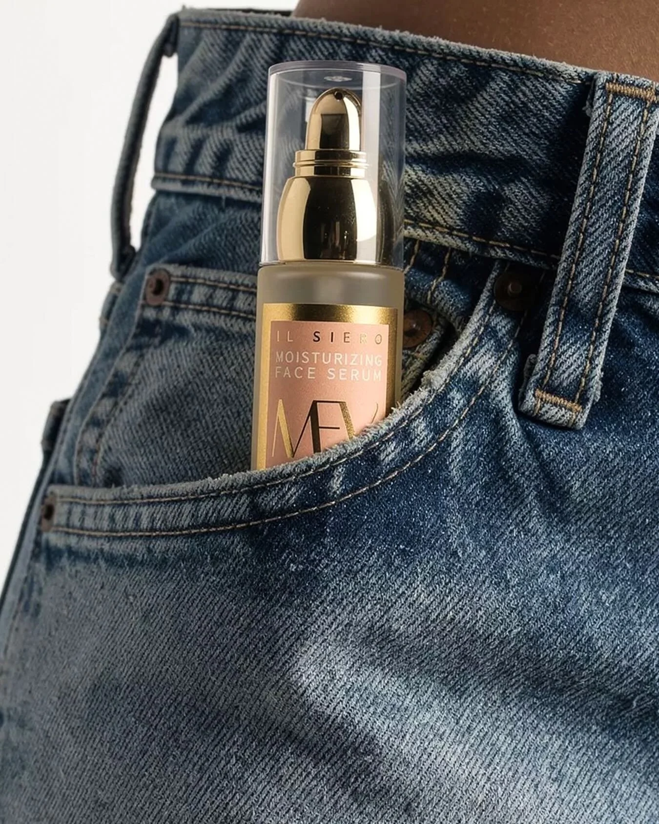 Leve MEV com você para todos os lugares. #CuidadosComAPeleMEV #EssenciaisParaAPele